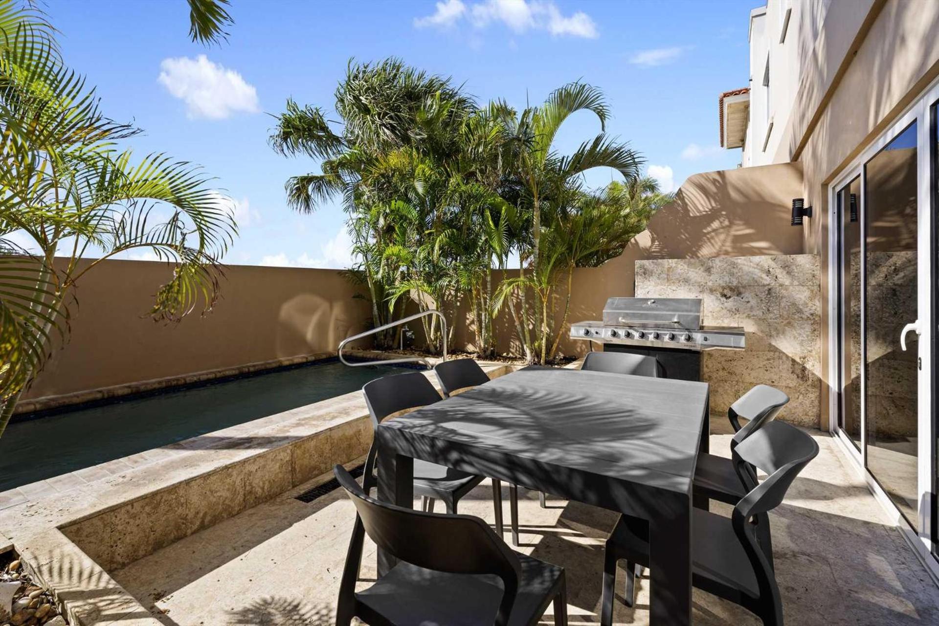 Eagle Beach- Private pool- LeVent townhome-LV130th