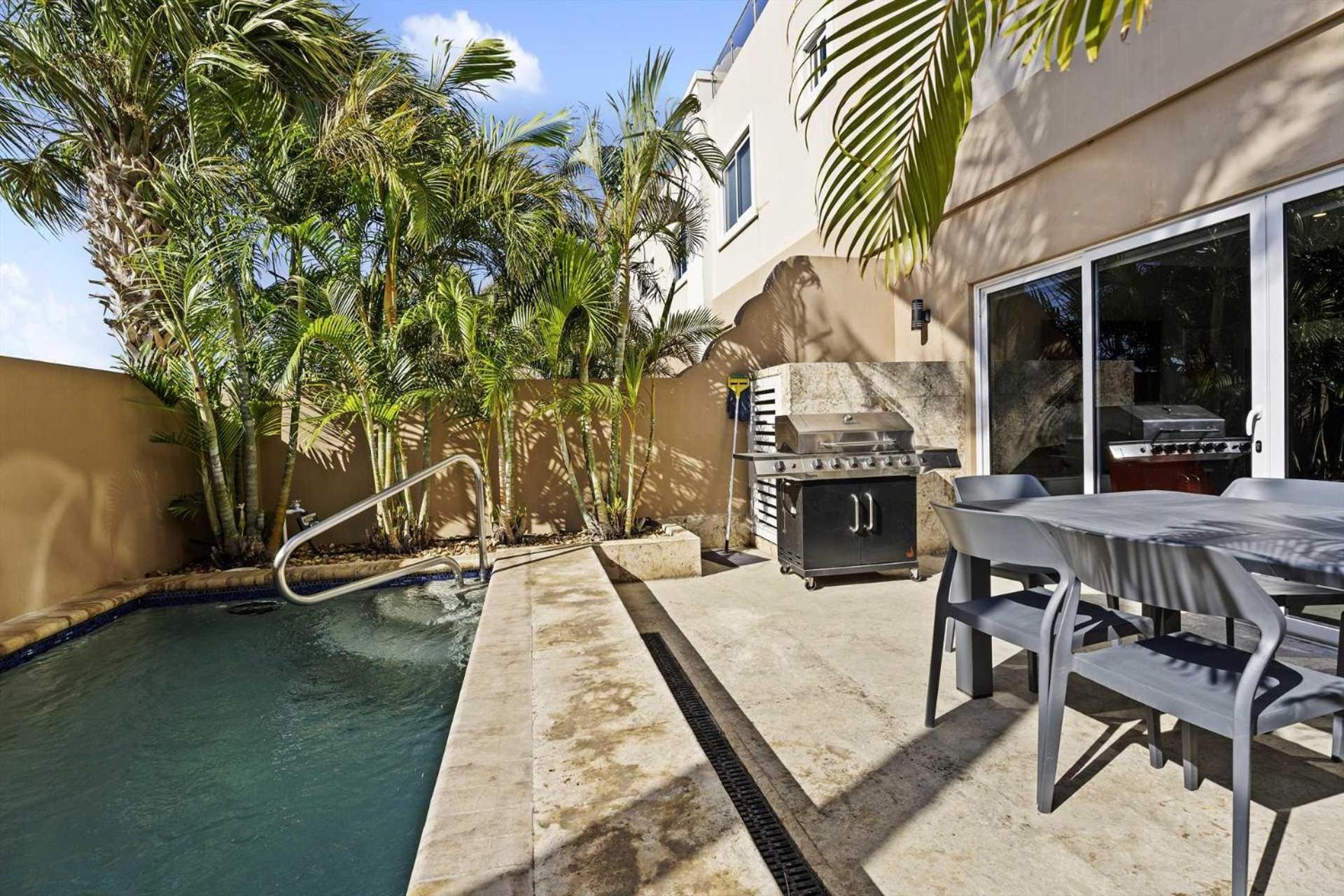 Eagle Beach- Private pool- LeVent townhome-LV130th
