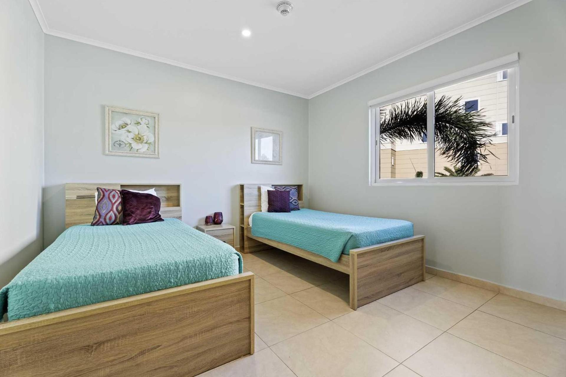 Eagle Beach- Private pool- LeVent townhome-LV130th