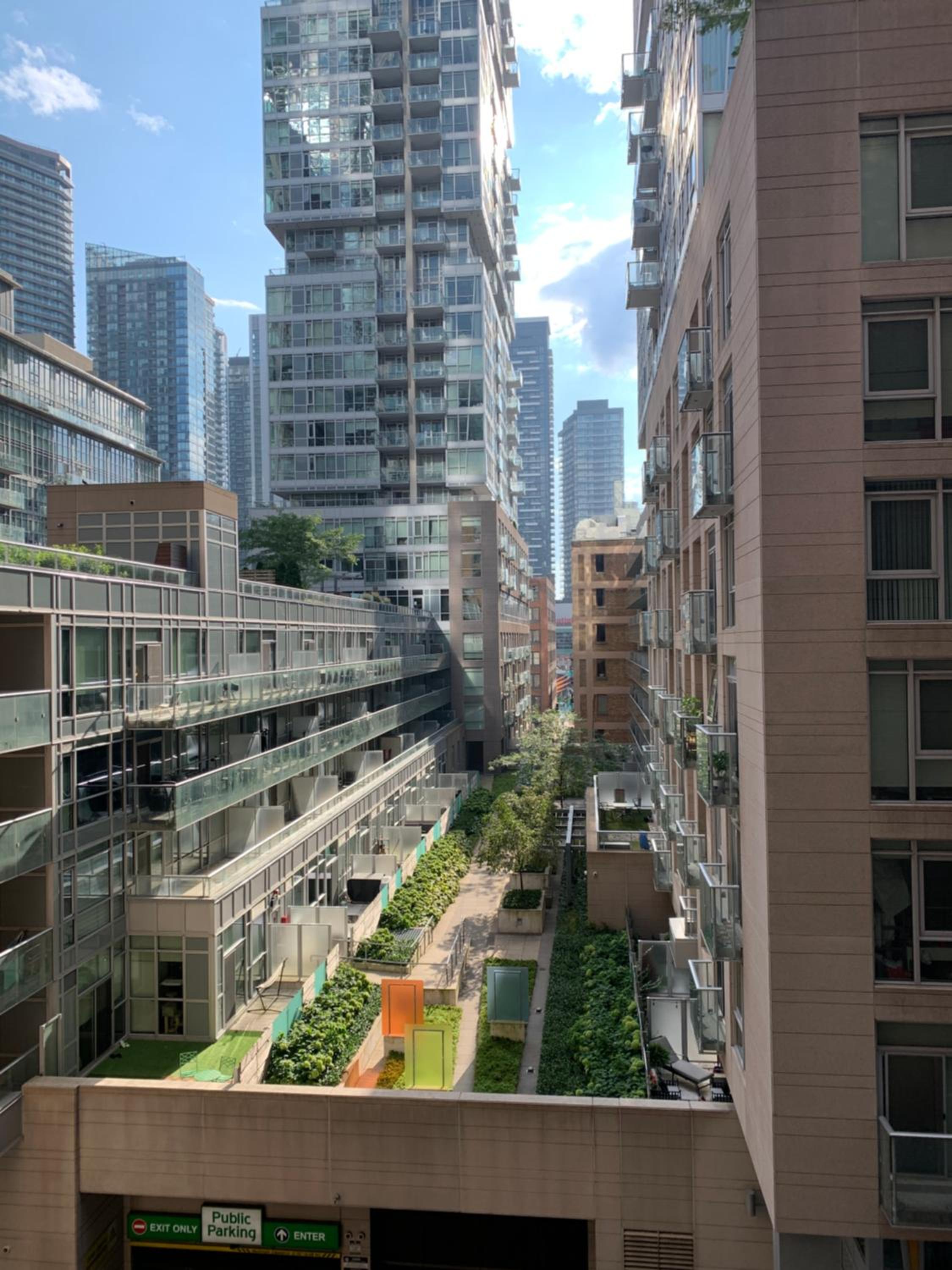 Boutique Suite in Downtown Toronto, Free Parking!