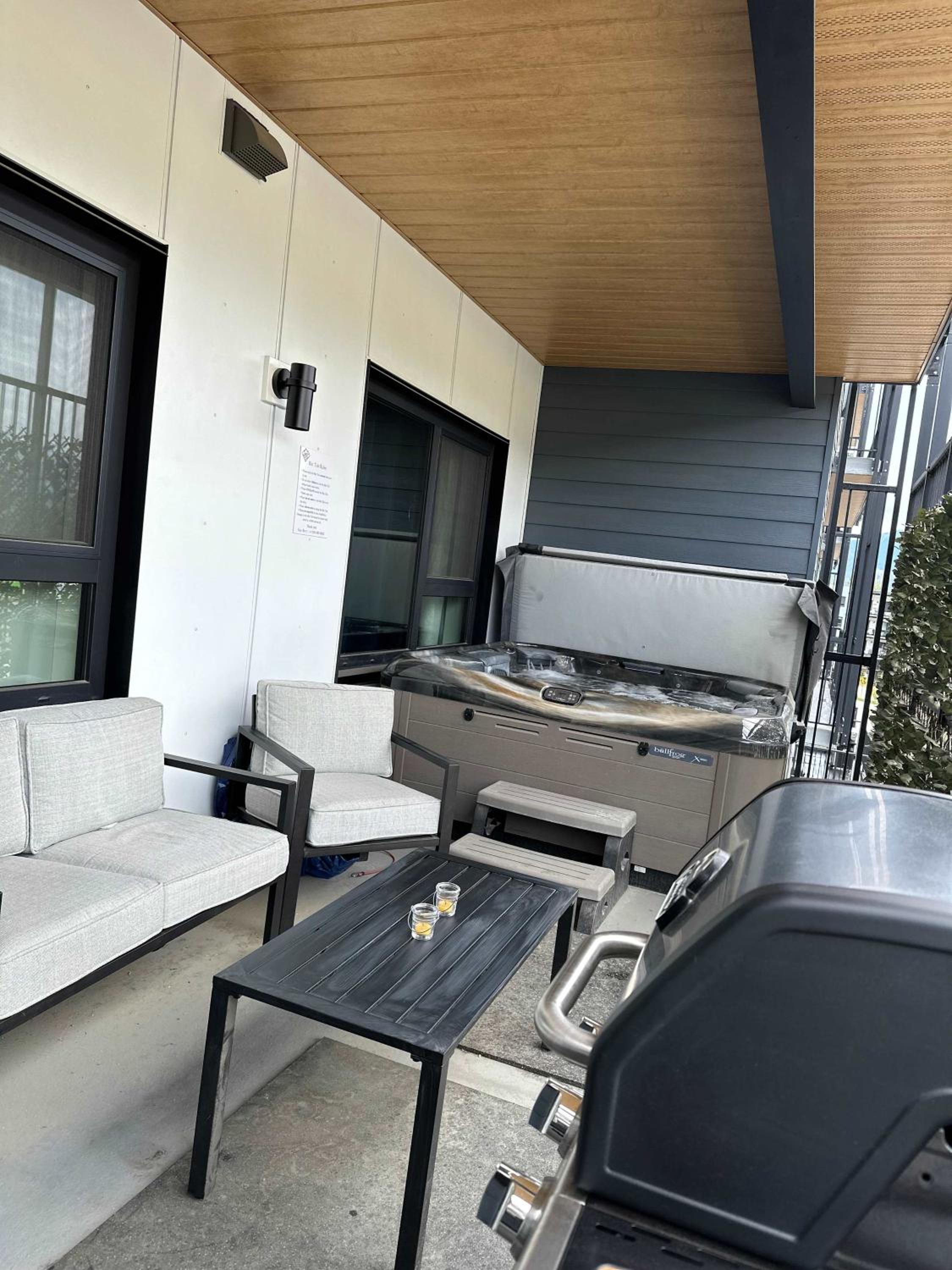 Revelstoke Marvel - Two Bedroom with Hot Tub