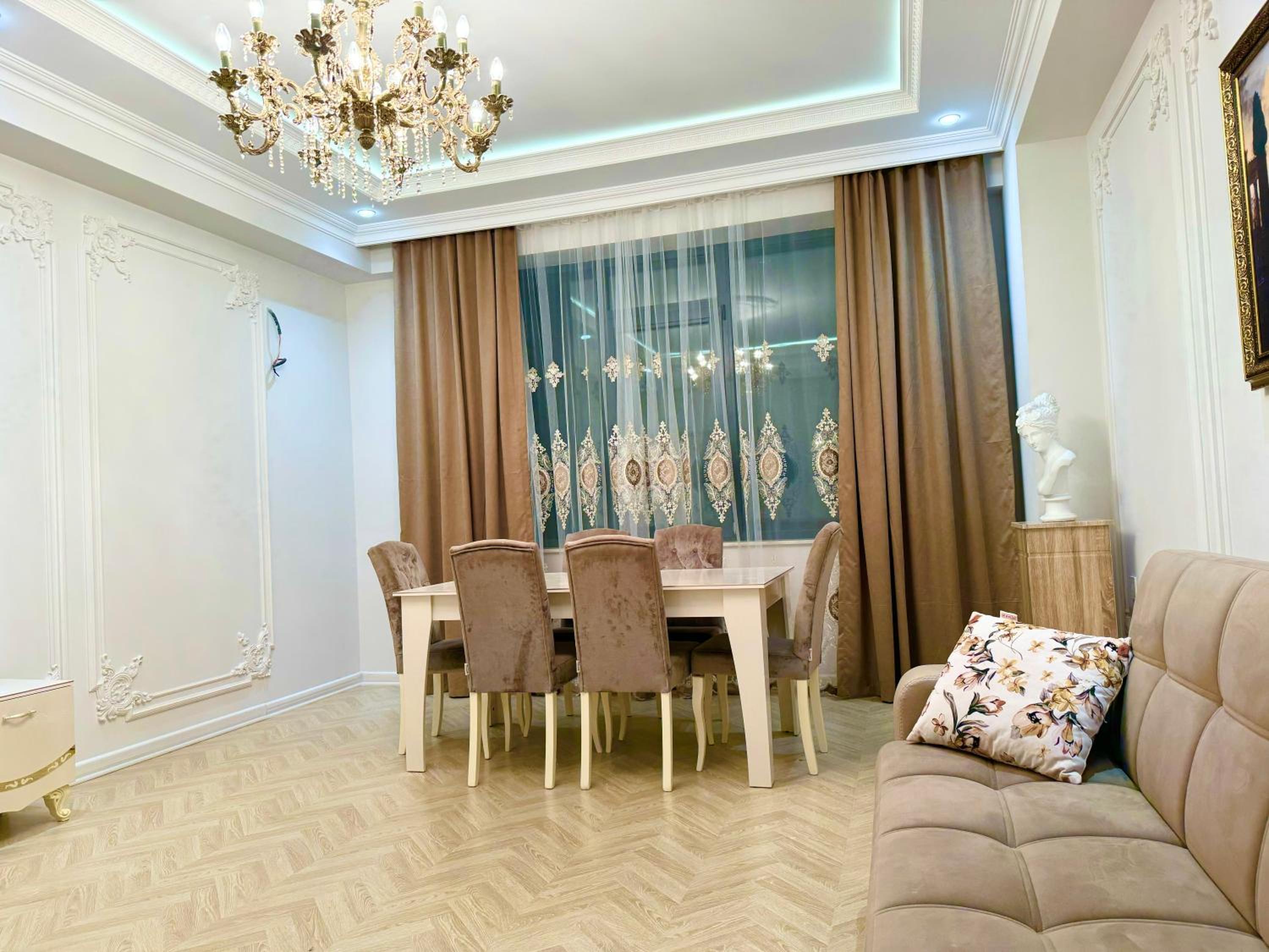 Elegant Apartment with Sea View in Downtown