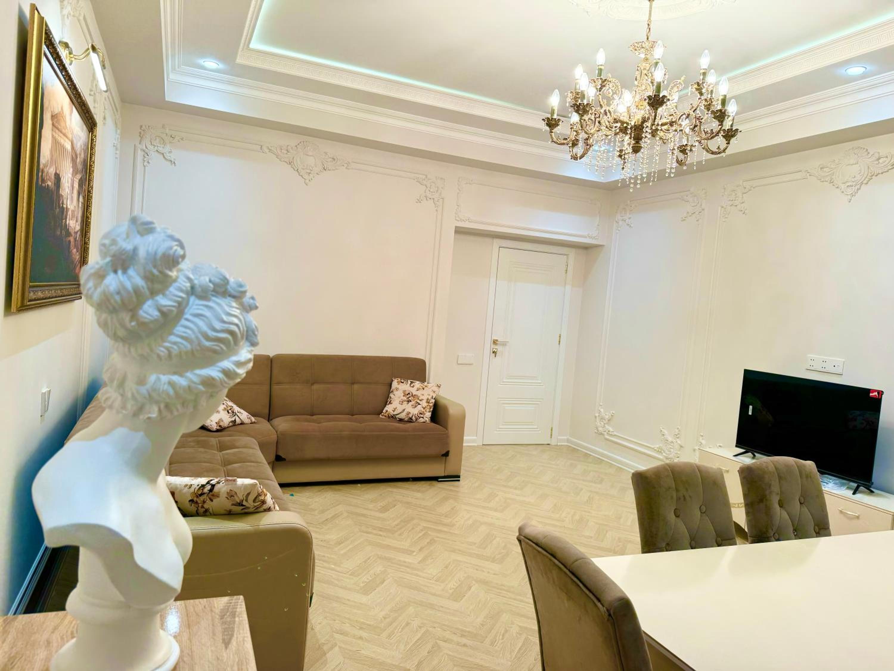 Elegant Apartment with Sea View in Downtown