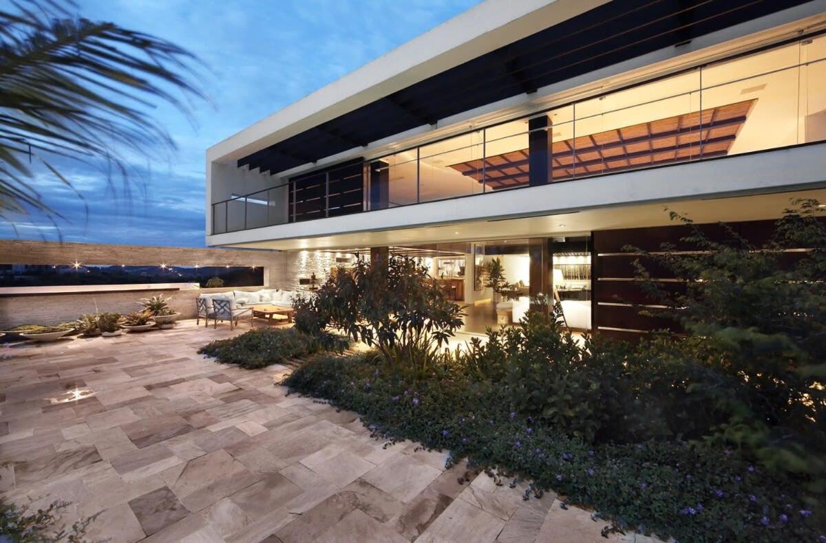 Elegant Villa in Ferradura Beach Buzios - BUZ003