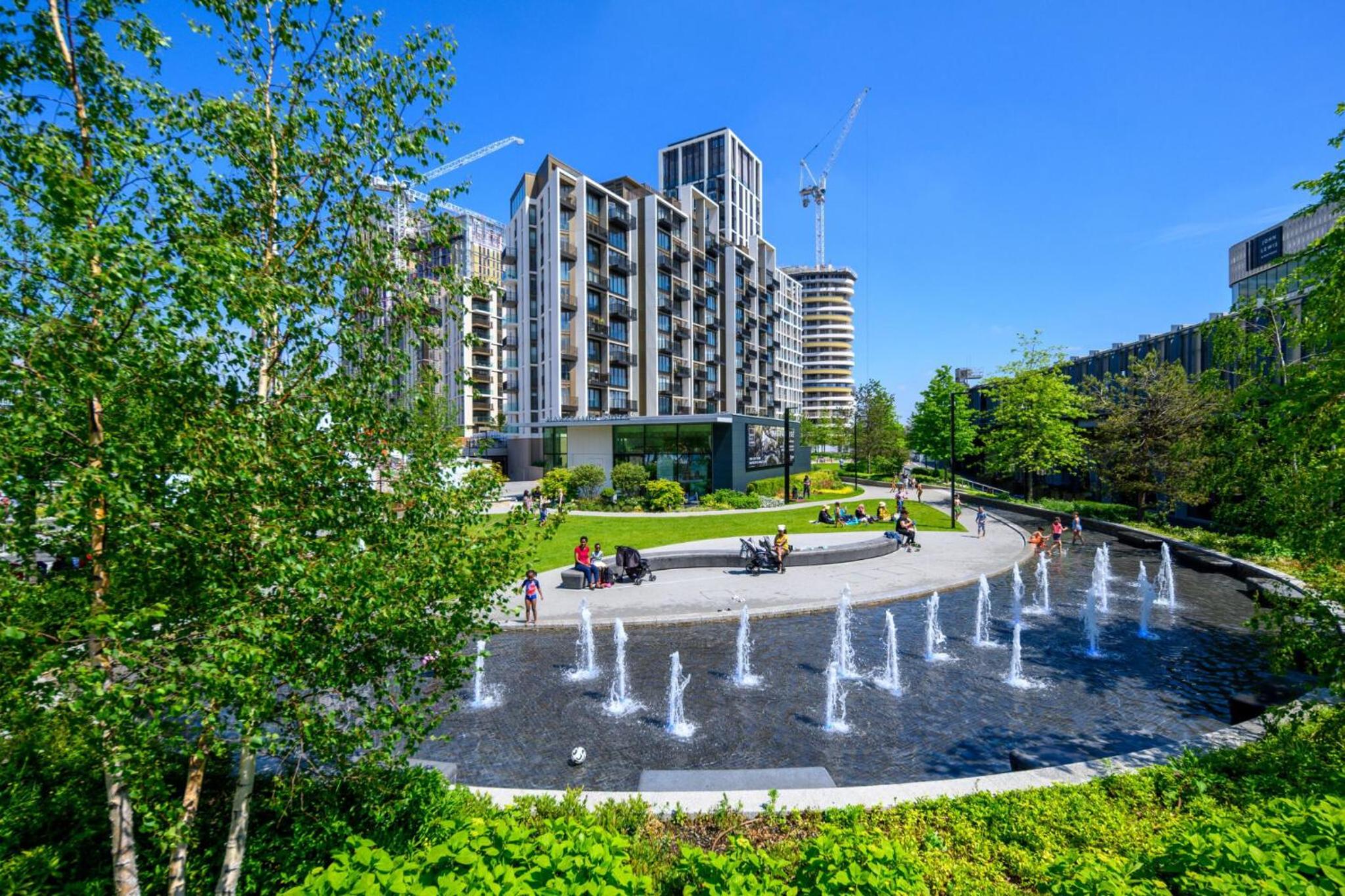 Luxurious White City Living 2Bed & 2Bath Apartment - Balcony & Tube Access