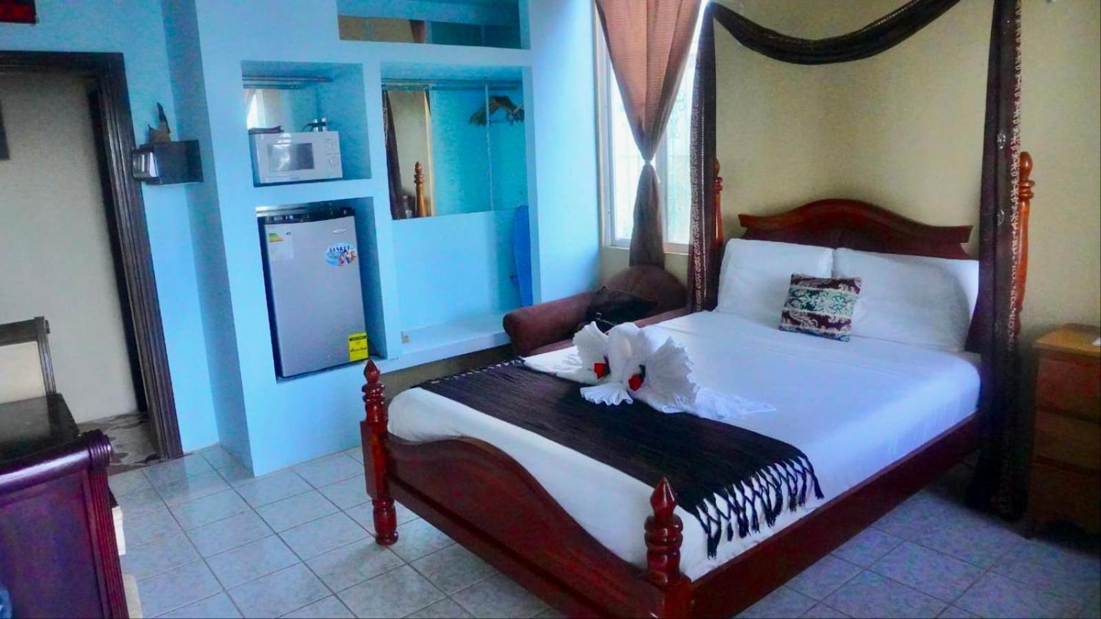 See Belize TRANQUIL Sea View Studio with Balcony & Infinity Pool