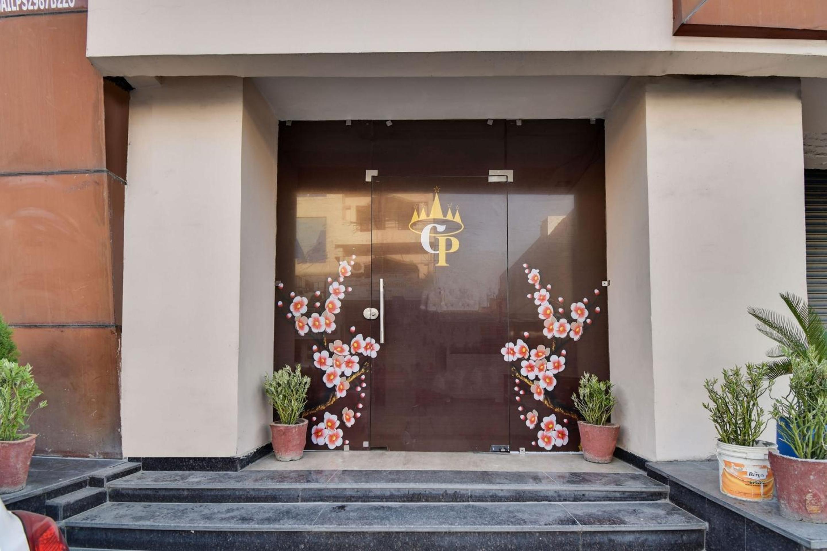 Hotel O Crown Plaza