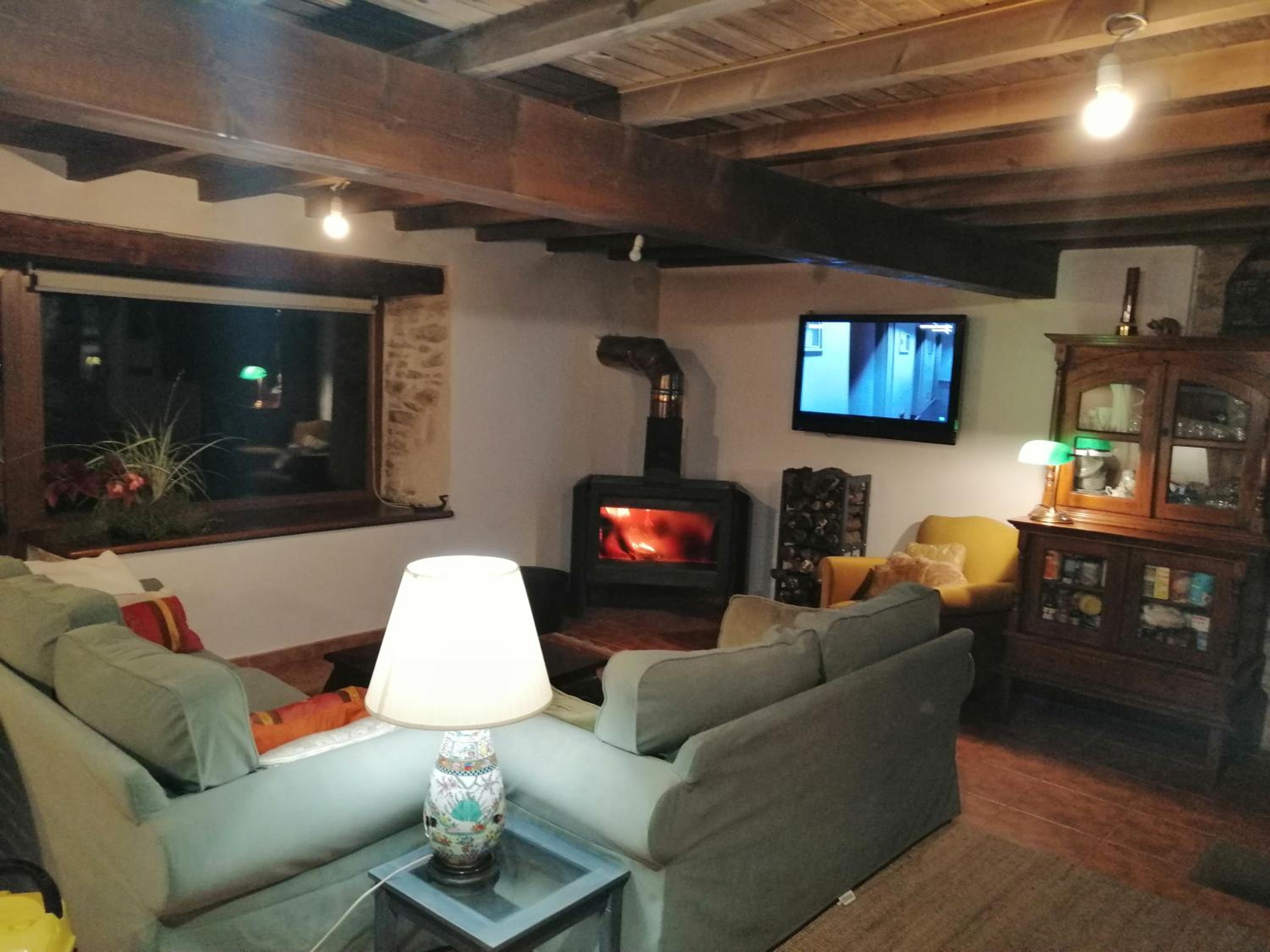 Casa de piedra en pequeña aldea de Ortigueira