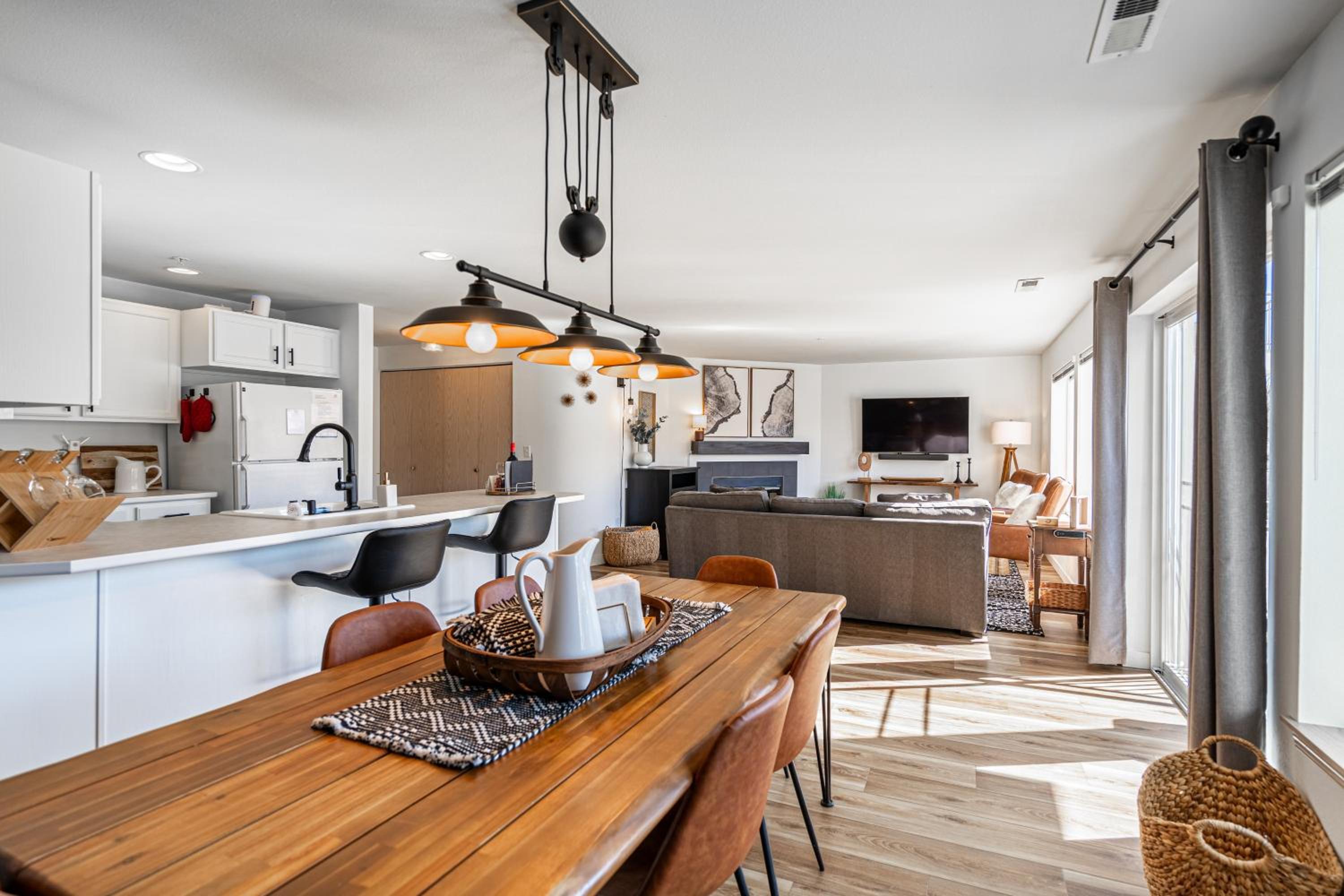 Cozy Condo in Chelan with Balcony & Views view 3