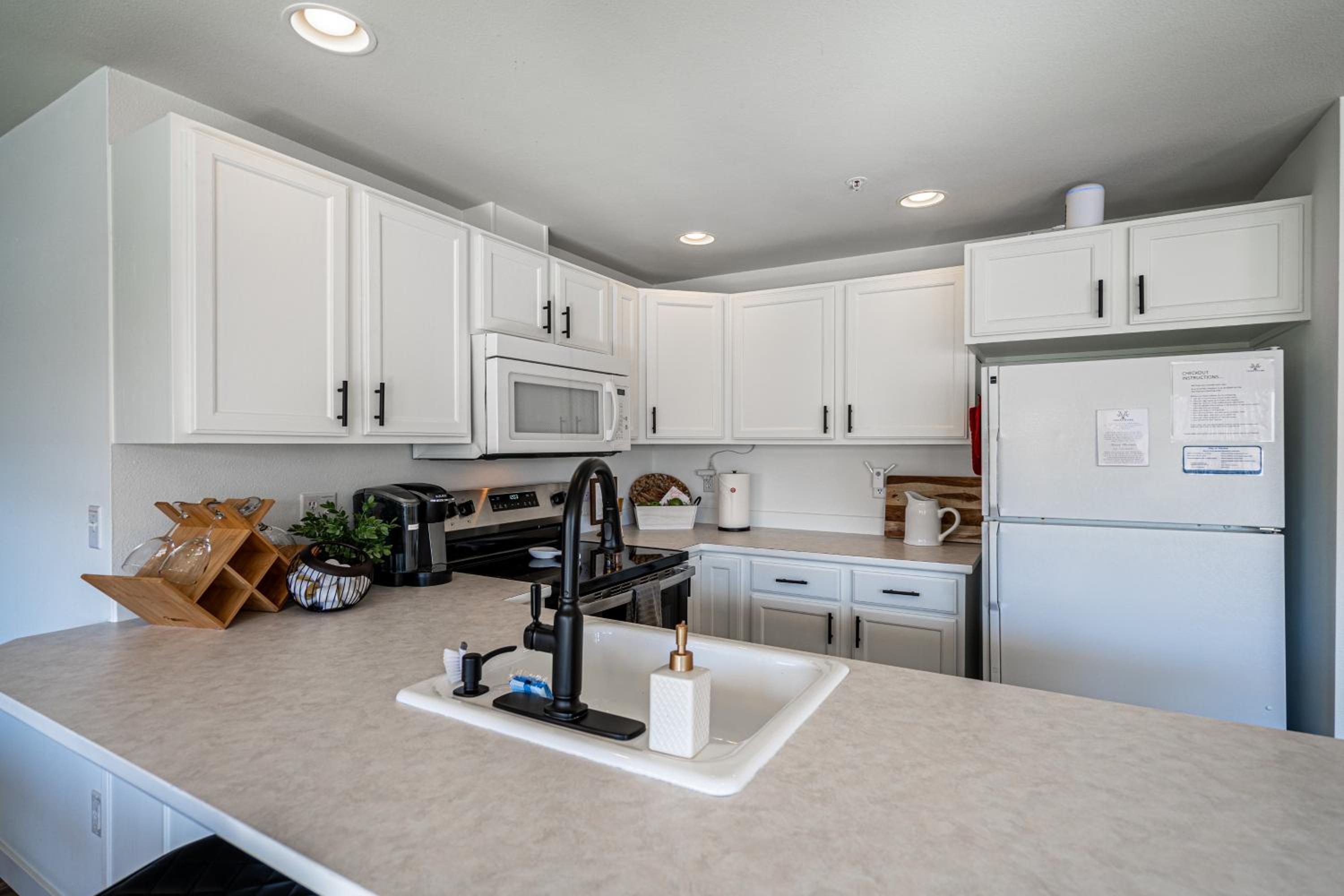 Cozy Condo in Chelan with Balcony & Views view 5