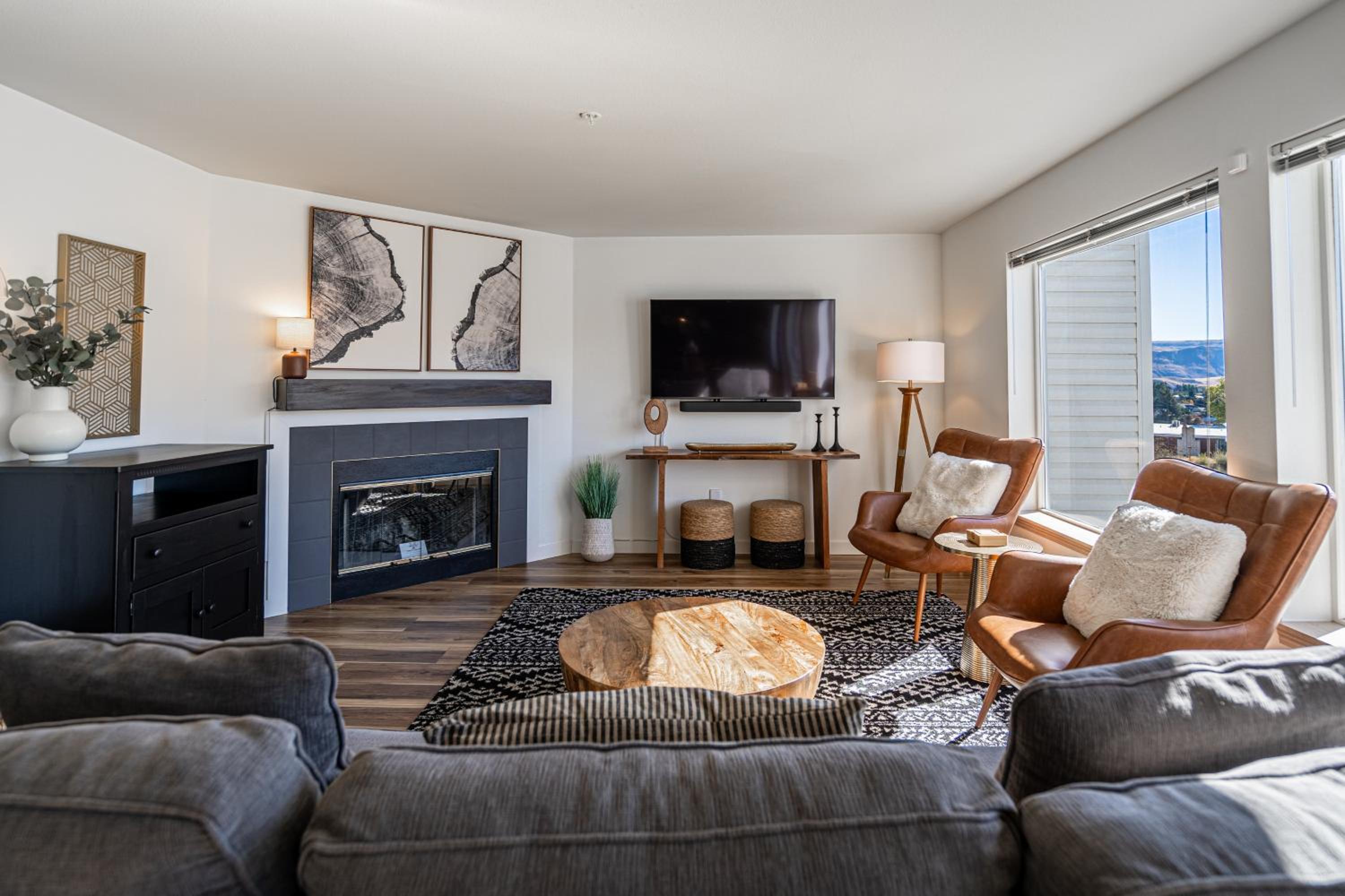Cozy Condo in Chelan with Balcony & Views view 4