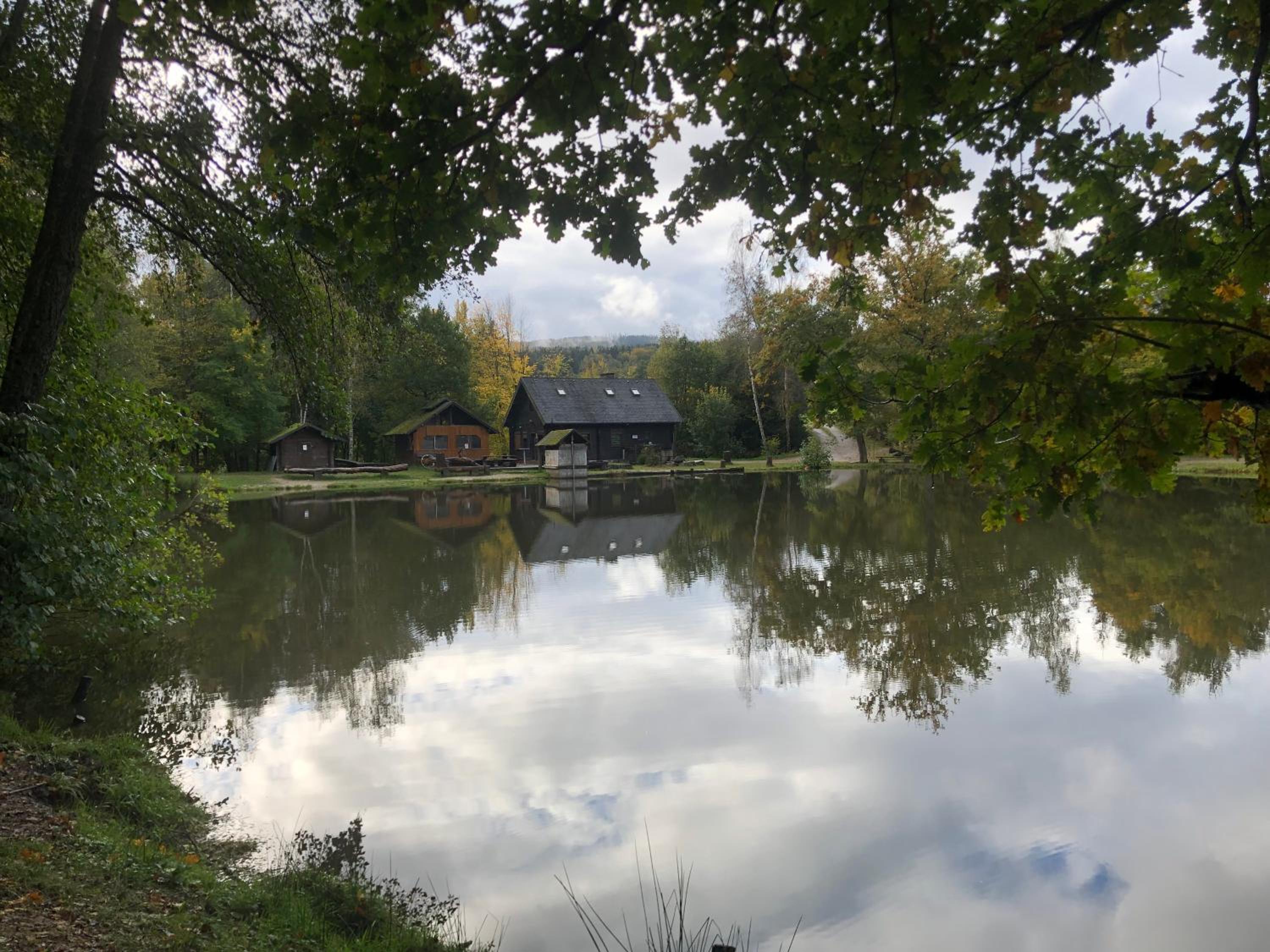 Rustikale Wanderhütte am Angelteich