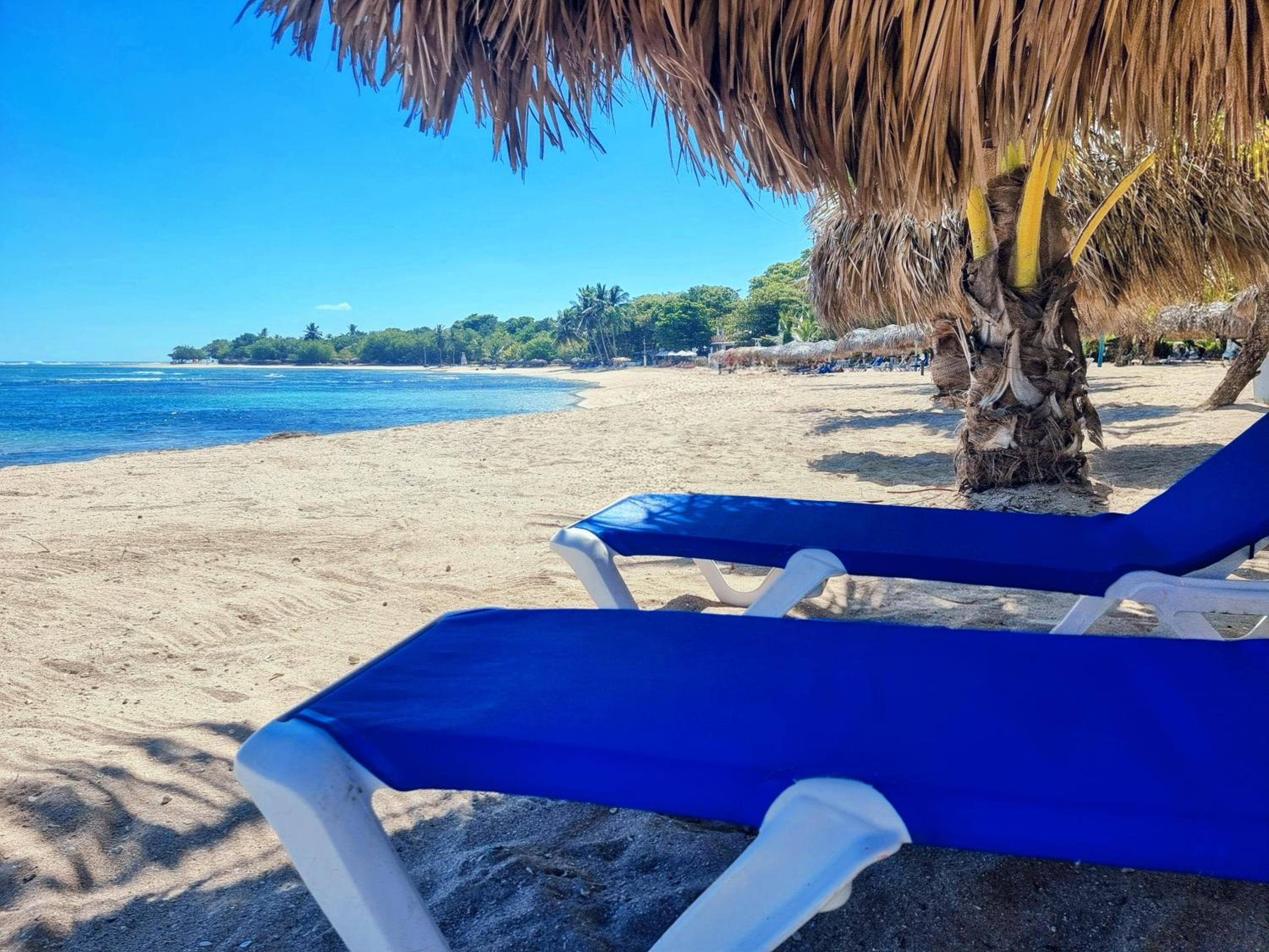 Costambar Ocean Breeze - Beachfront Apartment with Pool