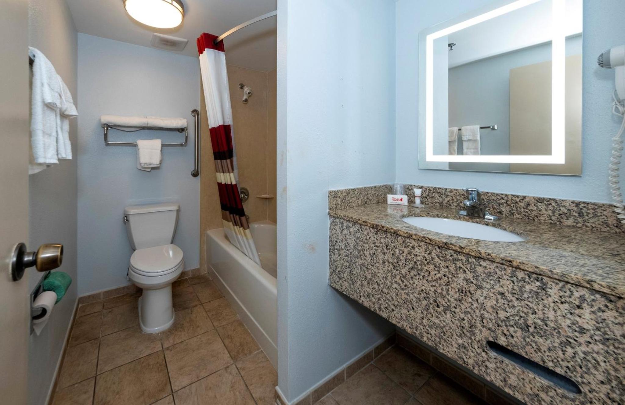 Wilmington Vacations - Red Roof Inn  Suites Wilmington - New Castle - Property Image 3