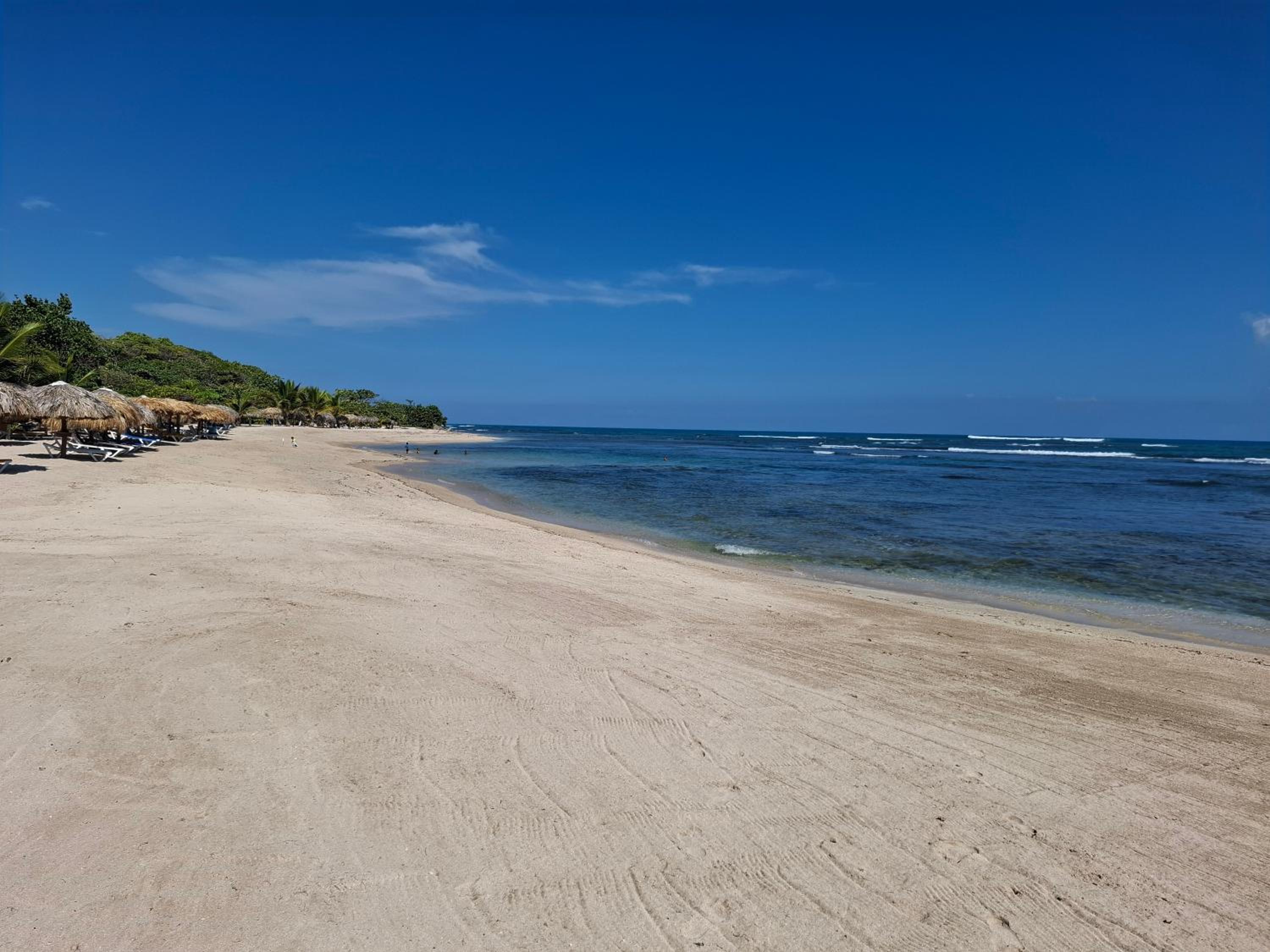 Costambar Ocean Breeze - Beachfront Apartment with Pool