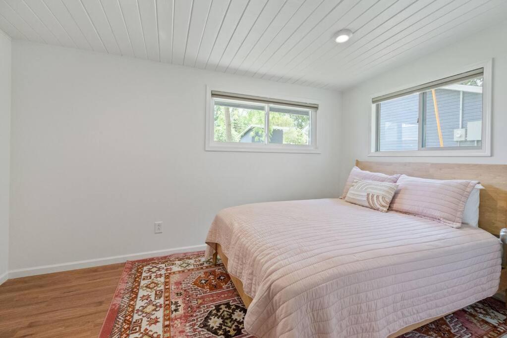 Lakeside Bliss Wonderful Lake Views and Access view 4