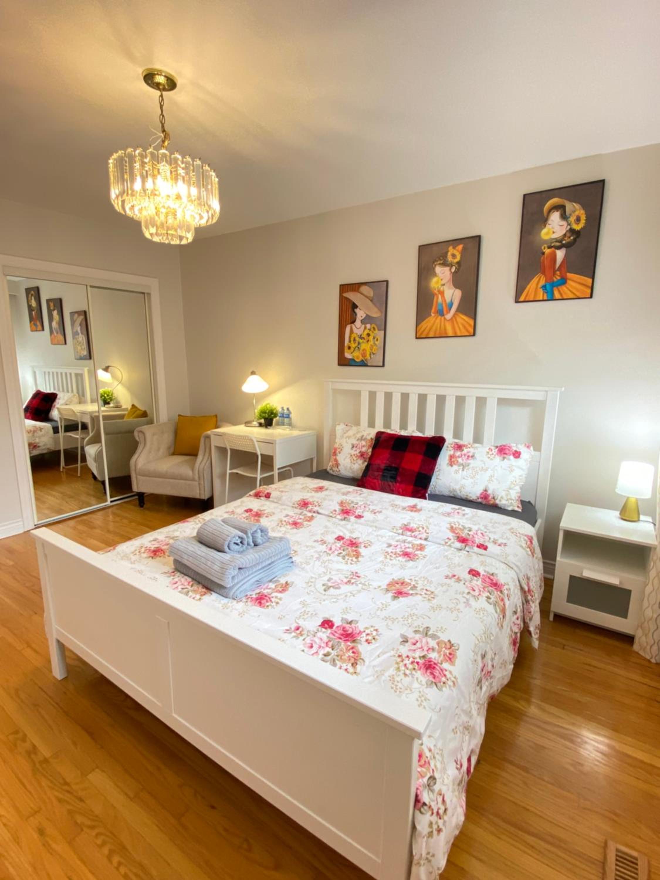 Sunny House - Main Floor, Free parking, in Toronto