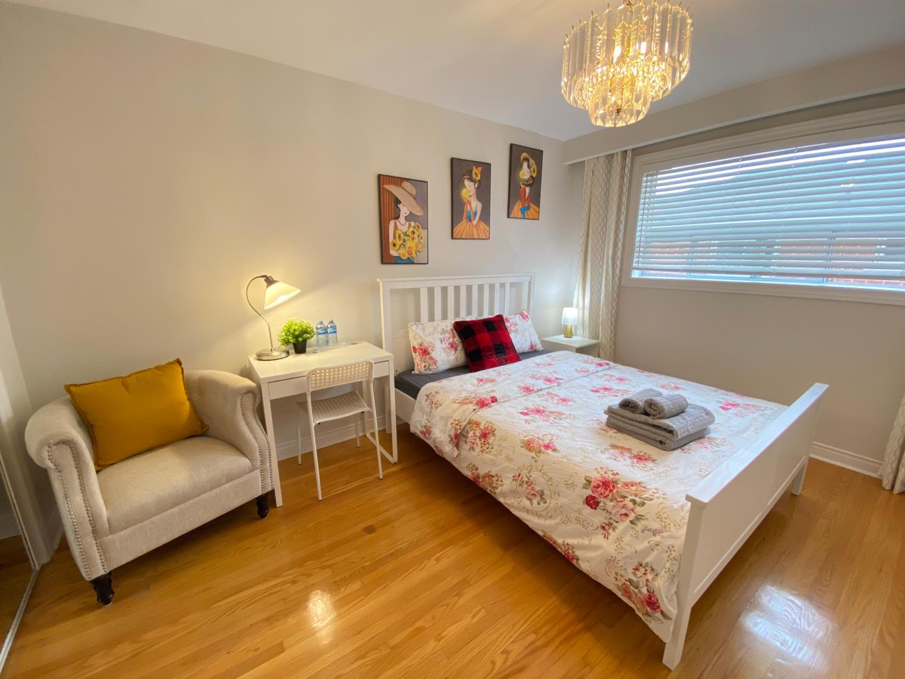 Sunny House - Main Floor, Free parking, in Toronto