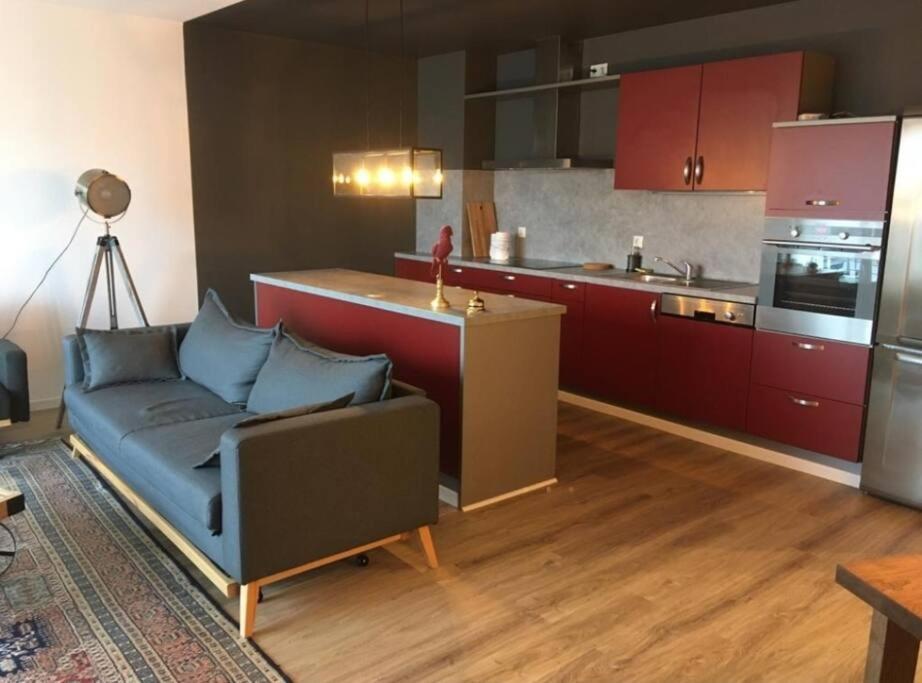 Large 2 bedrooms Flat with FREE Parking & Terrace