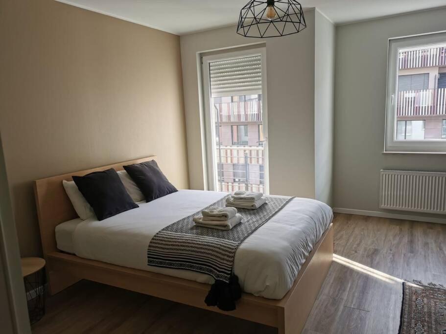 Large 2 bedrooms Flat with FREE Parking & Terrace