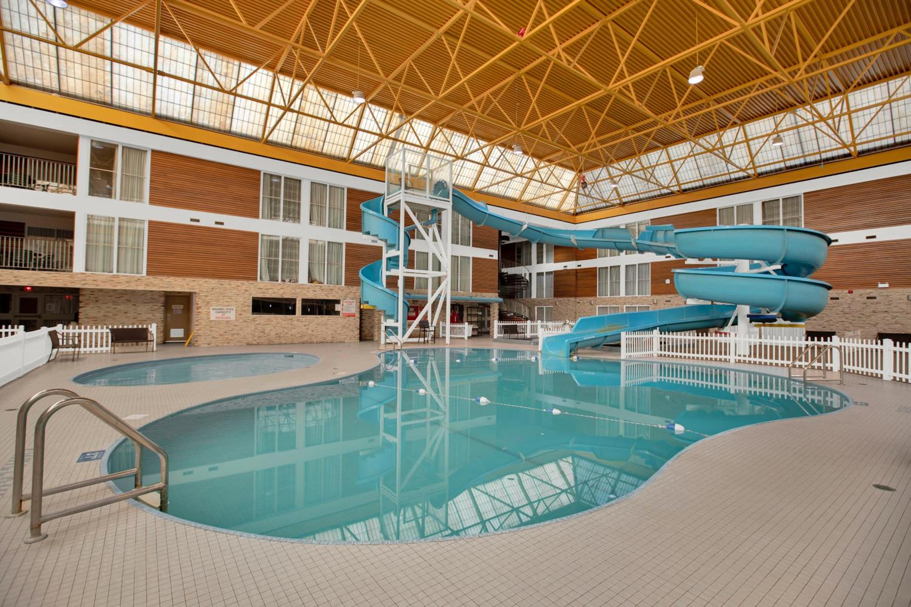 Thunder Bay Vacations - Superior Inn Hotel and Conference Centre Thunder Bay - Property Image 2