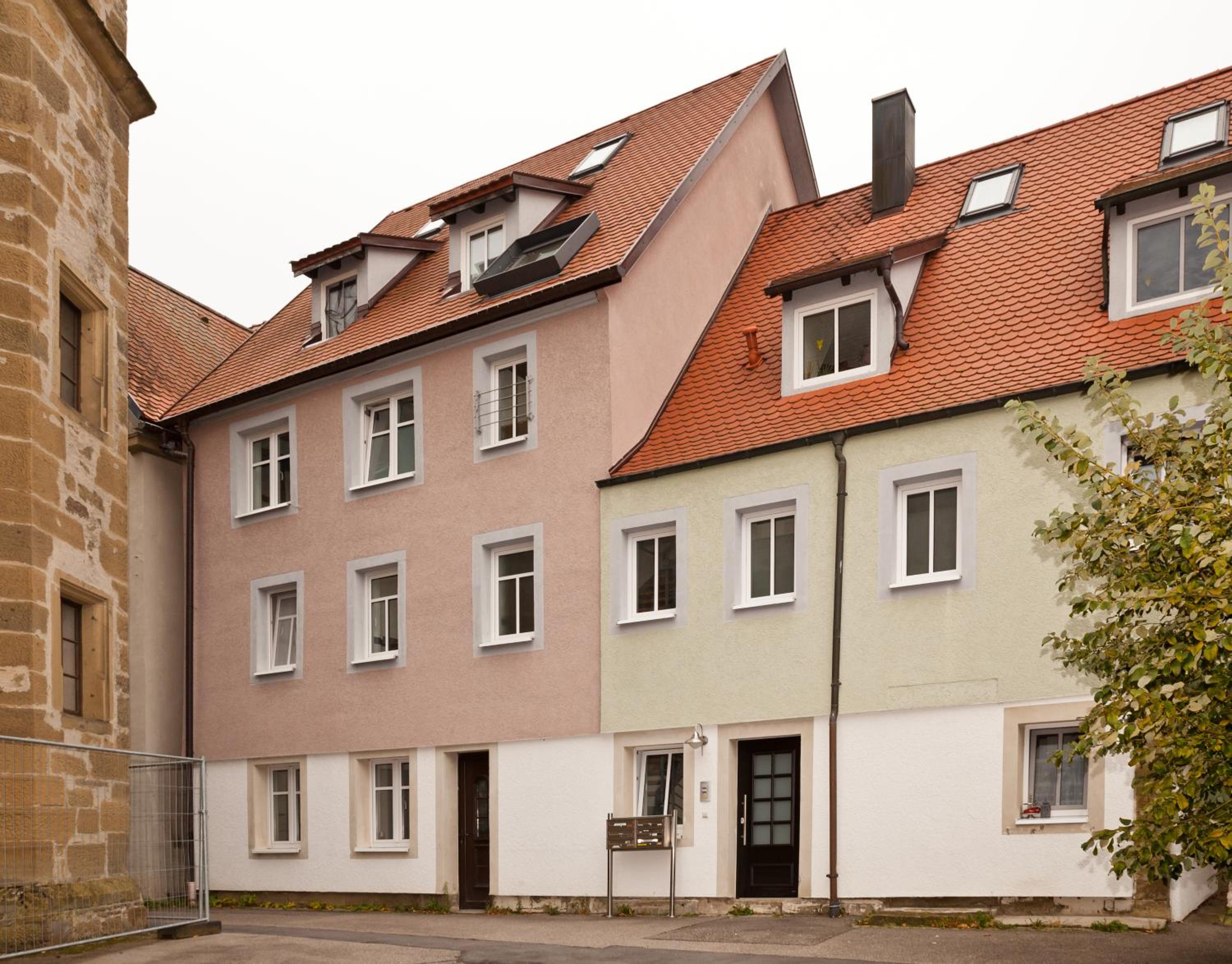 Neben der Kirche
