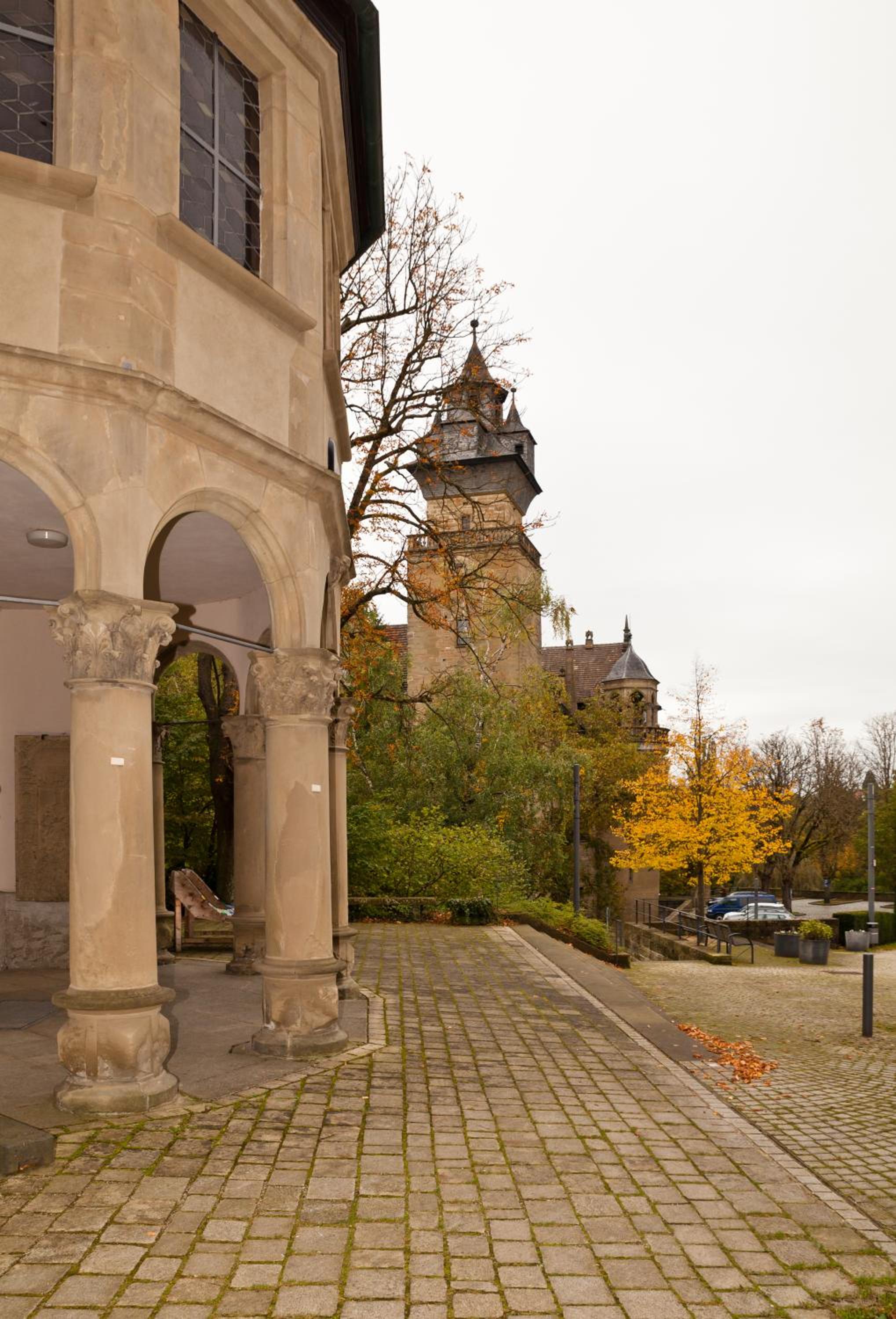 Neben der Kirche