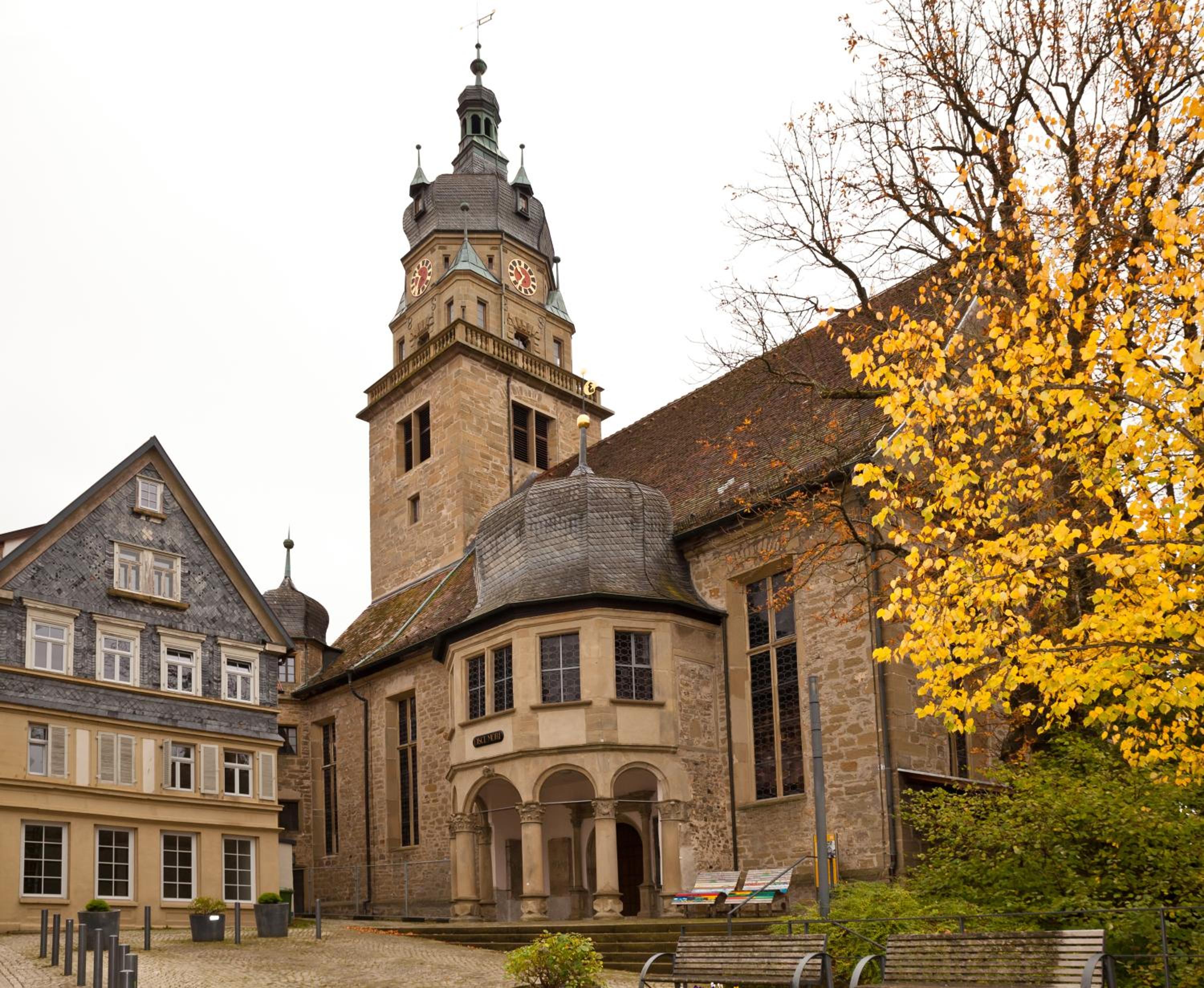 Neben der Kirche