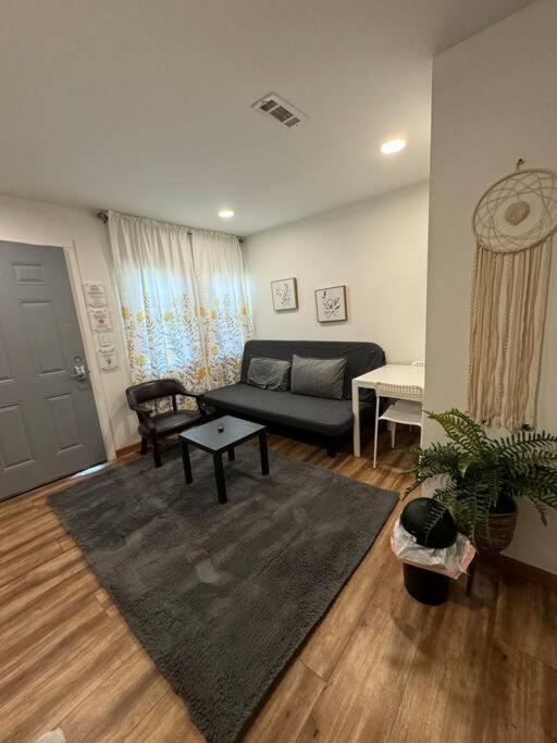Central 1 BR Apartment EasyParking Laundry view 2
