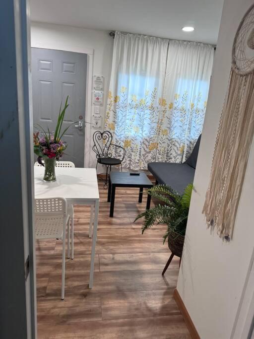 Central 1 BR Apartment EasyParking Laundry view 5