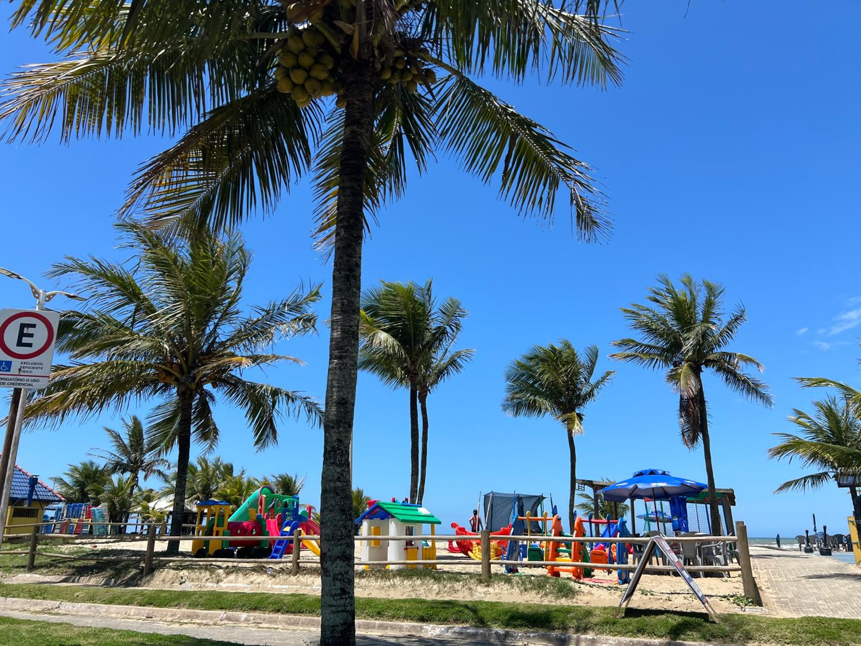 Casa grande pé na areia Peruibe