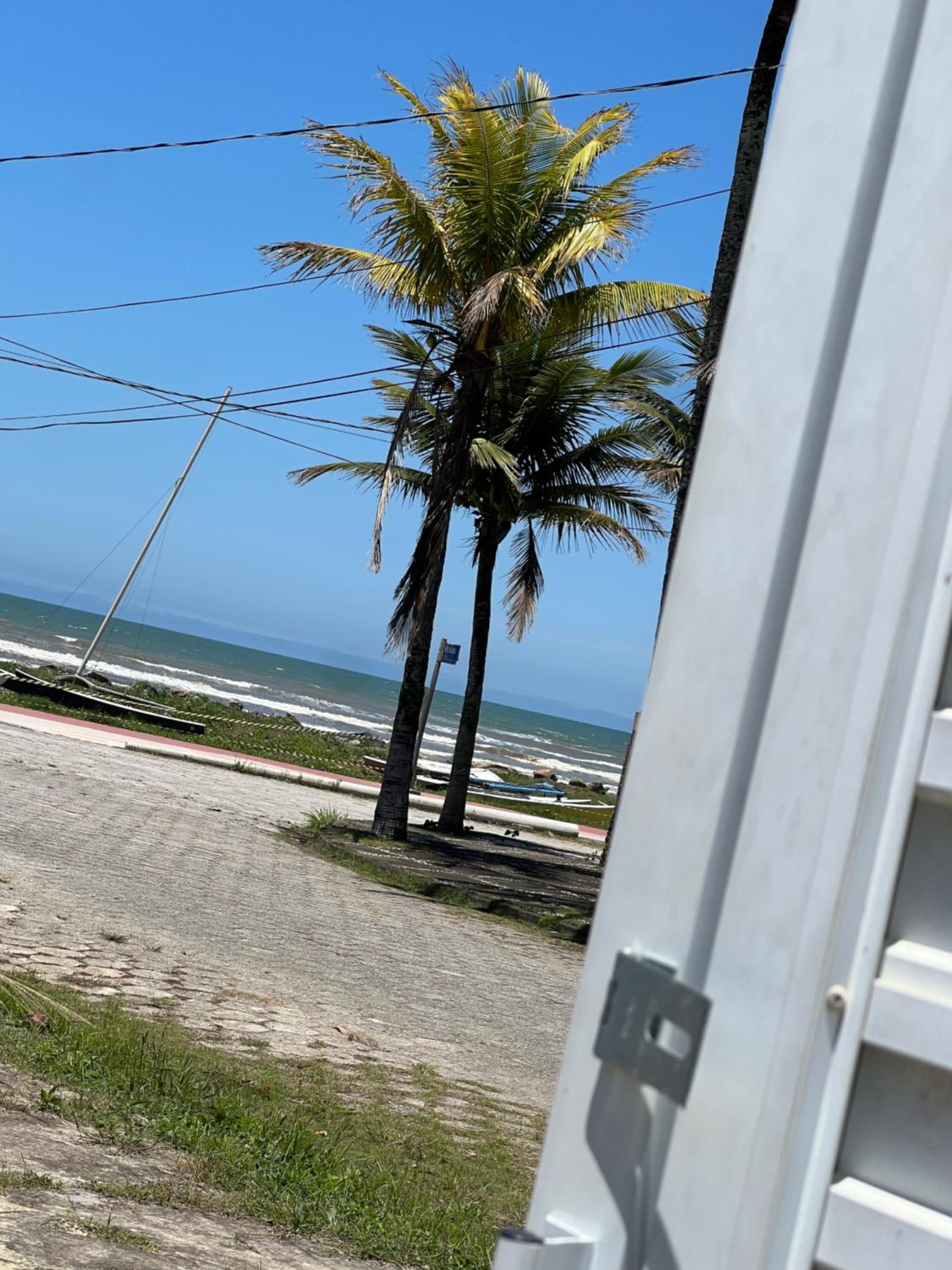 Casa grande pé na areia Peruibe