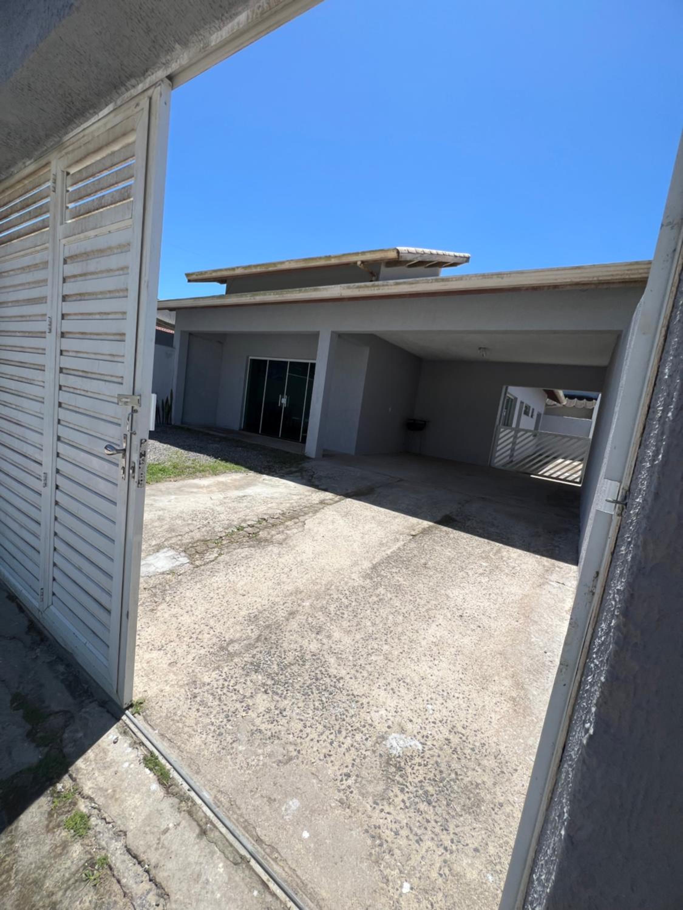Casa grande pé na areia Peruibe