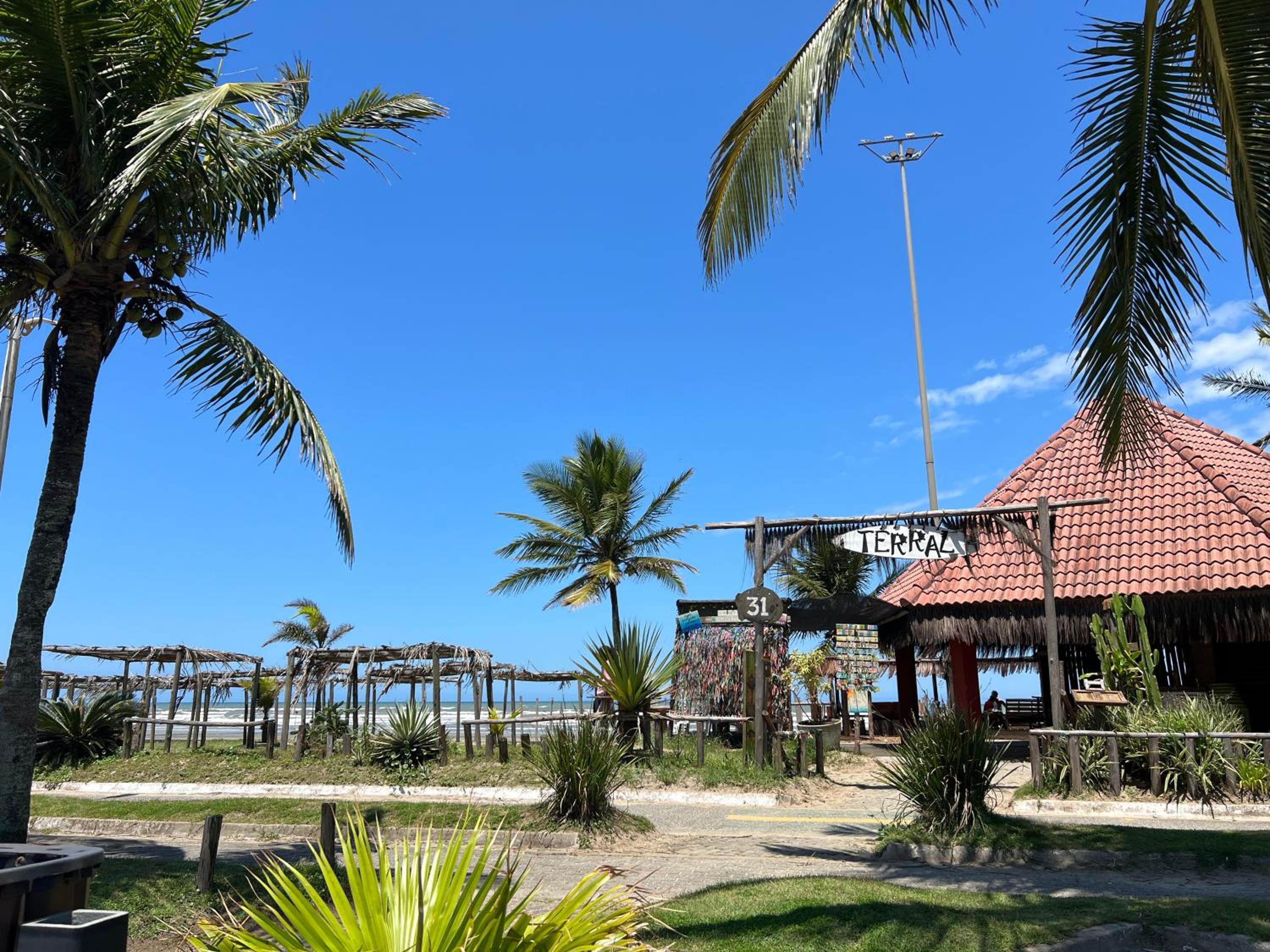 Casa grande pé na areia Peruibe