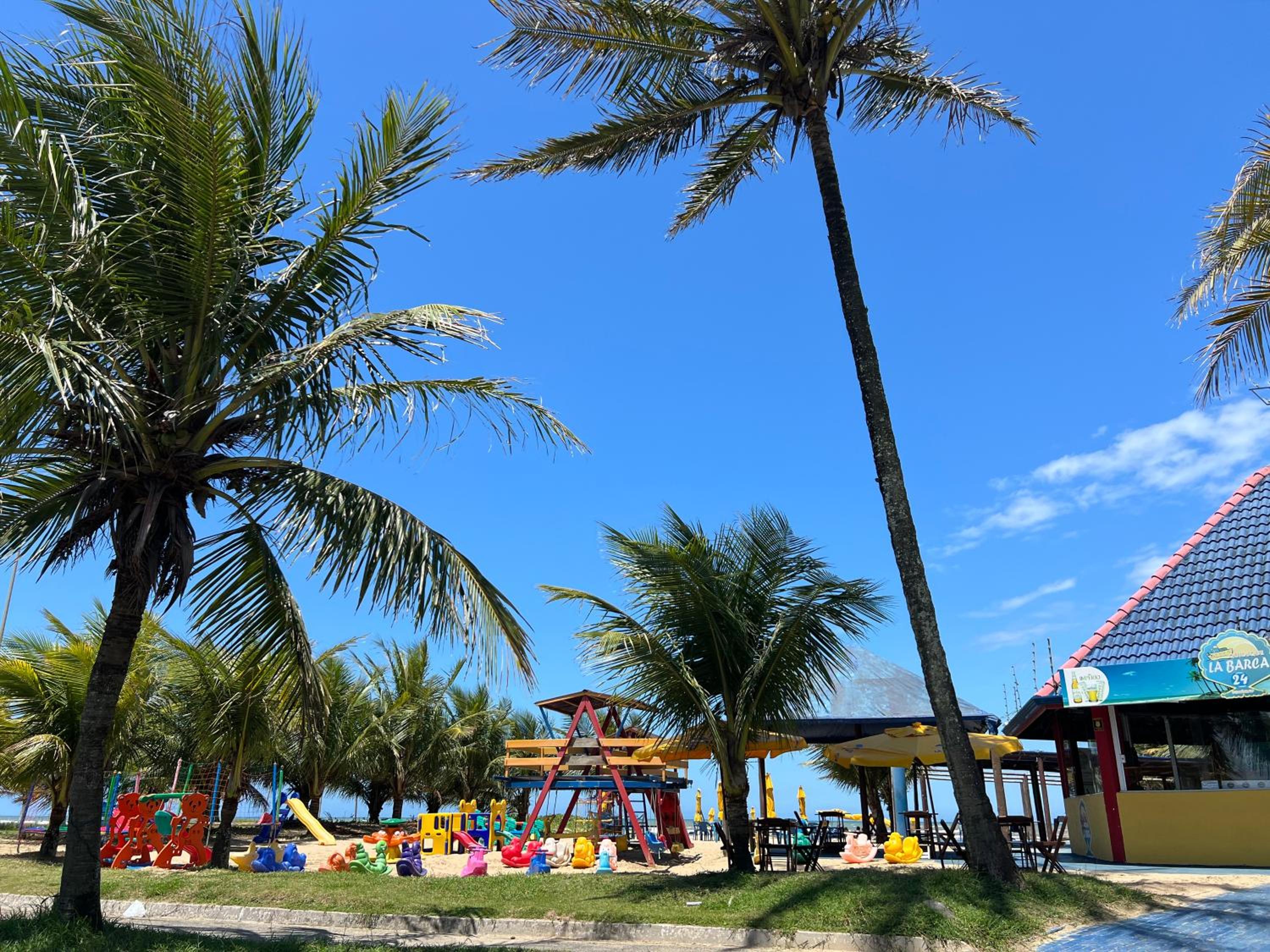 Casa grande pé na areia Peruibe