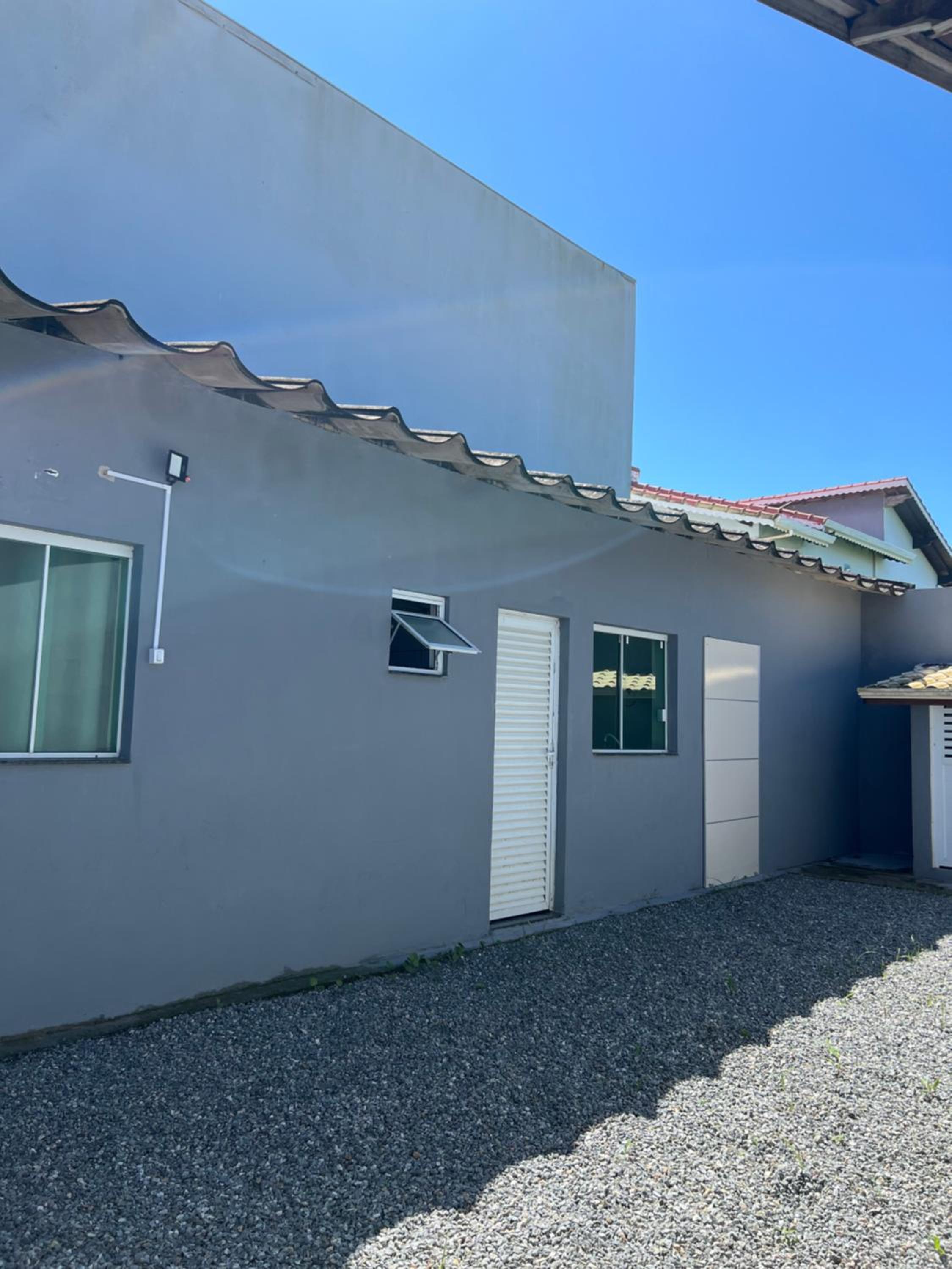 Casa grande pé na areia Peruibe