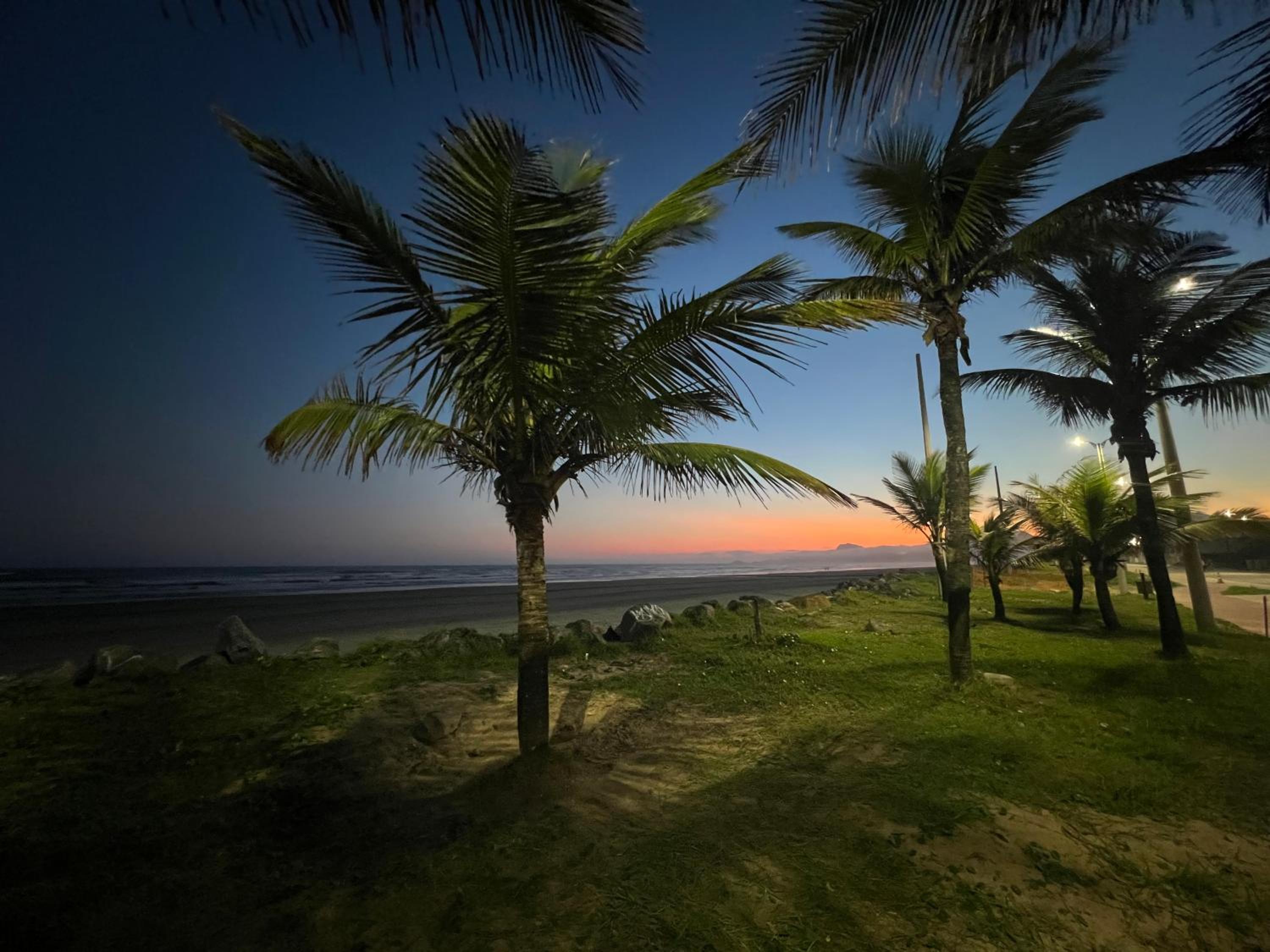 Casa grande pé na areia Peruibe