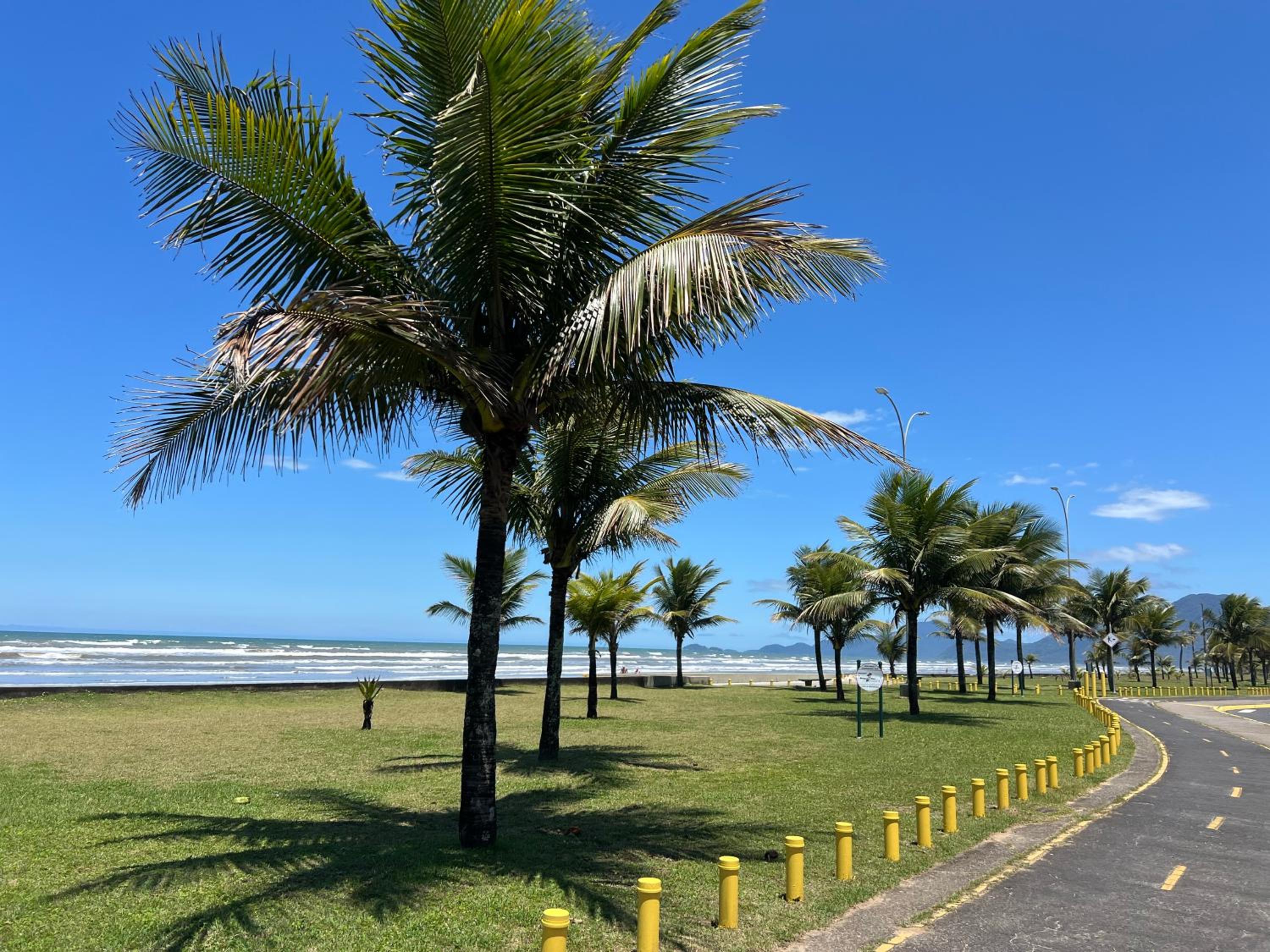 Casa grande pé na areia Peruibe