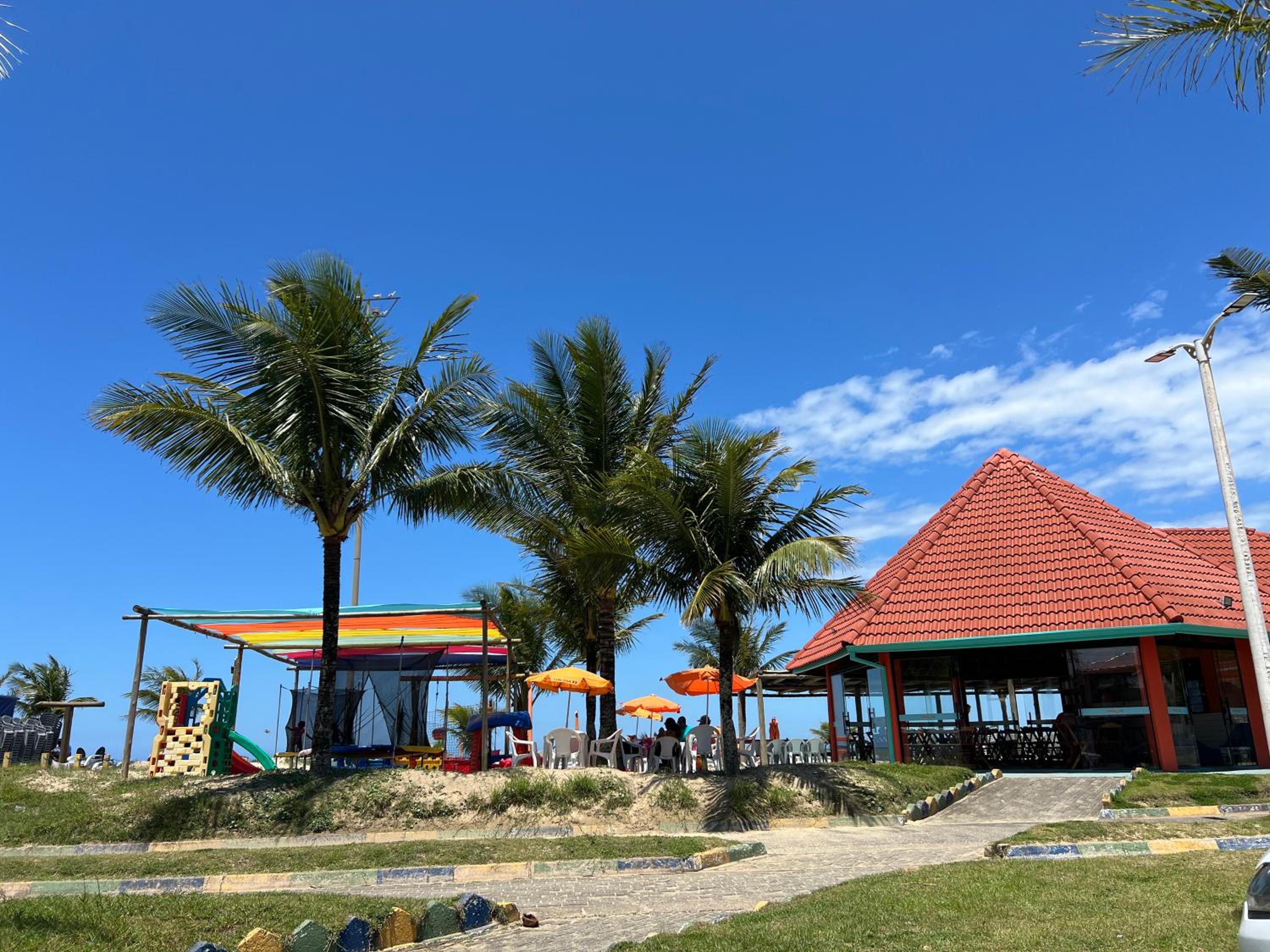 Casa grande pé na areia Peruibe