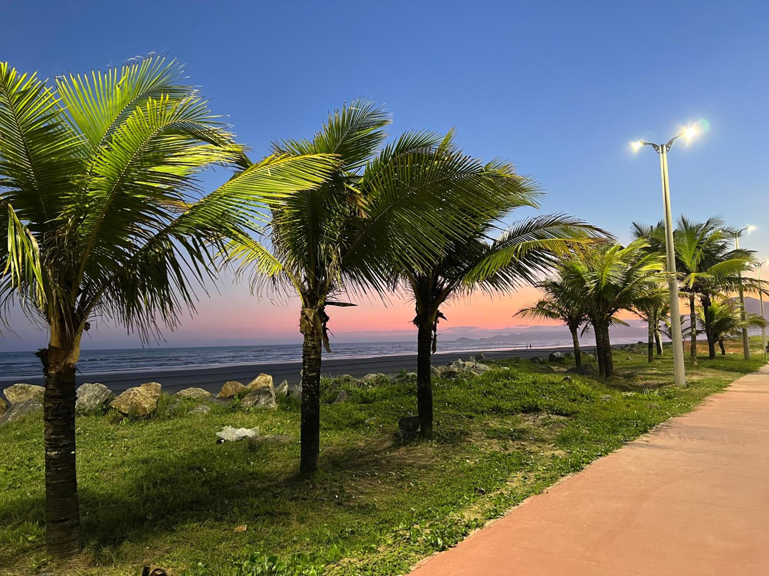 Casa grande pé na areia Peruibe