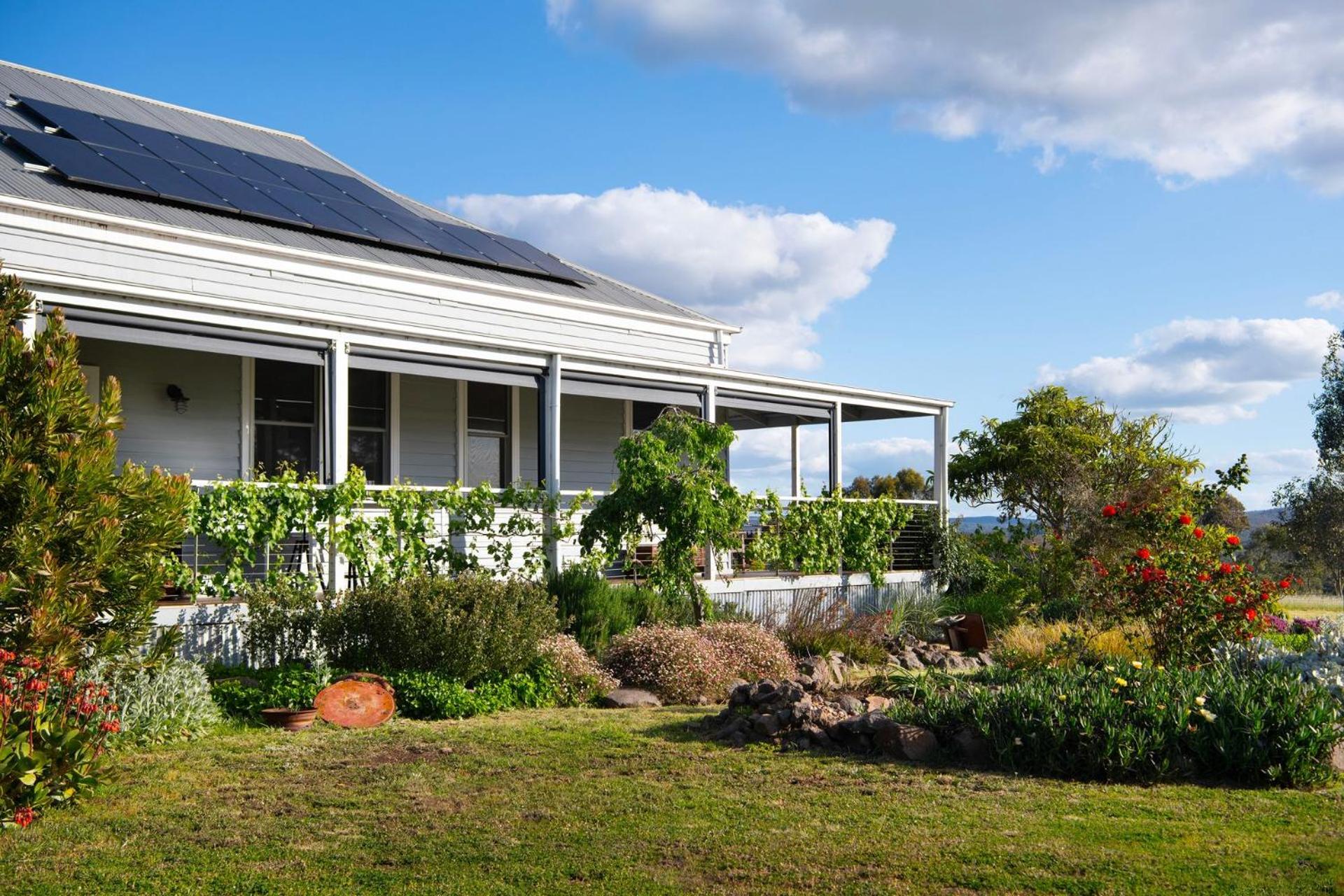 Mafic House- beautiful views, hot tub and pool