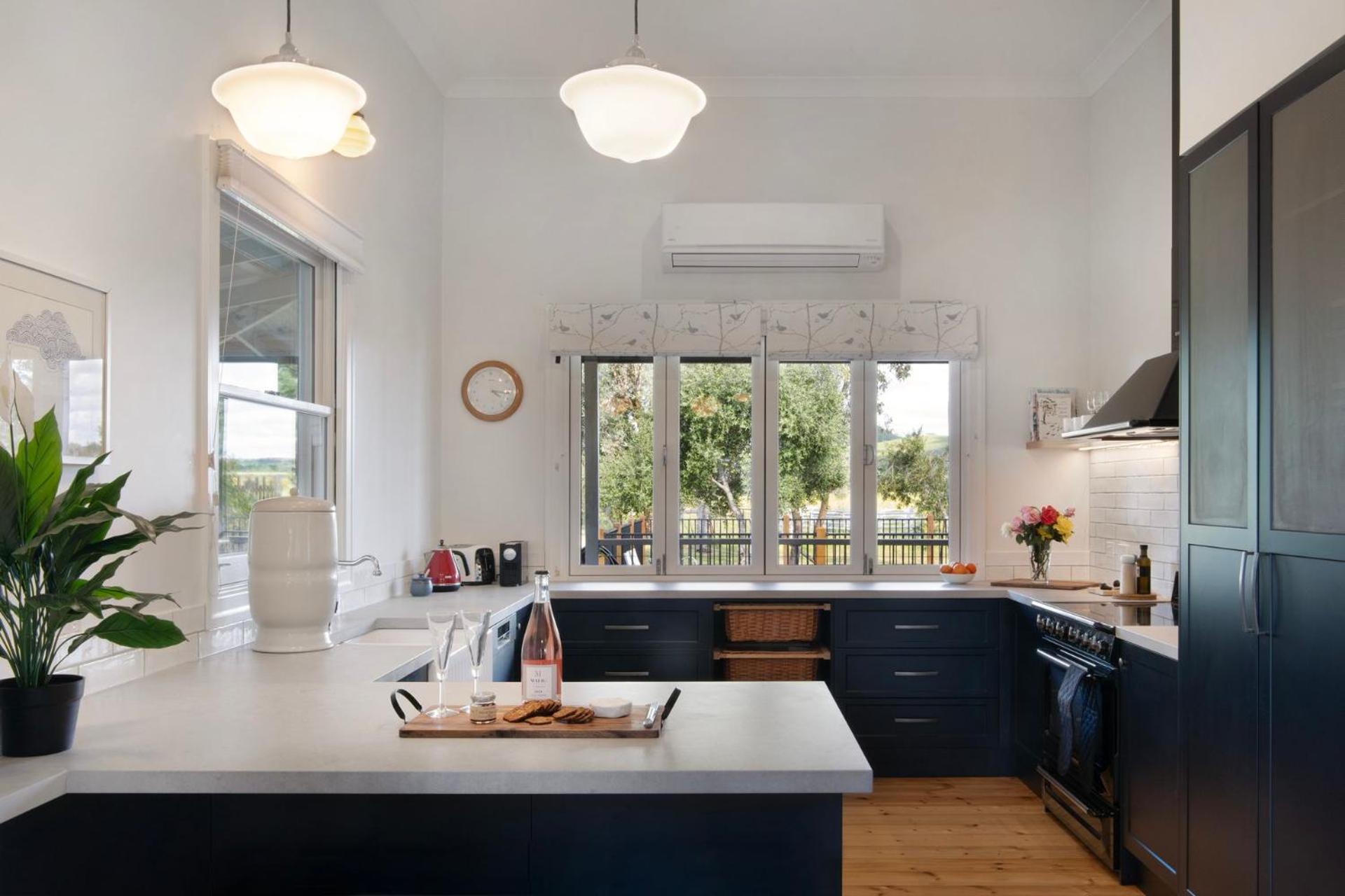 Mafic House- beautiful views, hot tub and pool