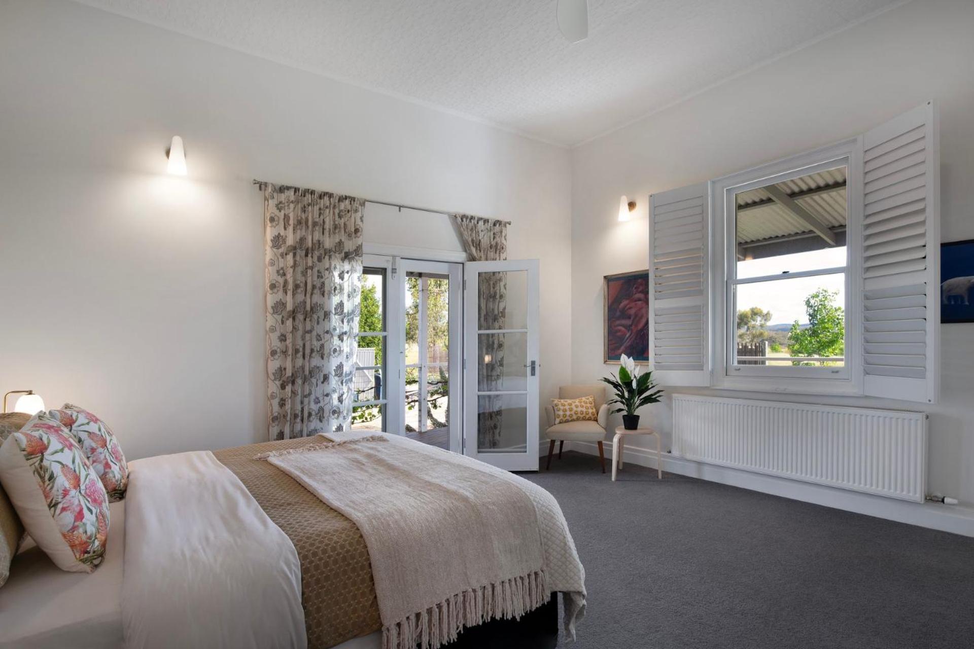 Mafic House- beautiful views, hot tub and pool