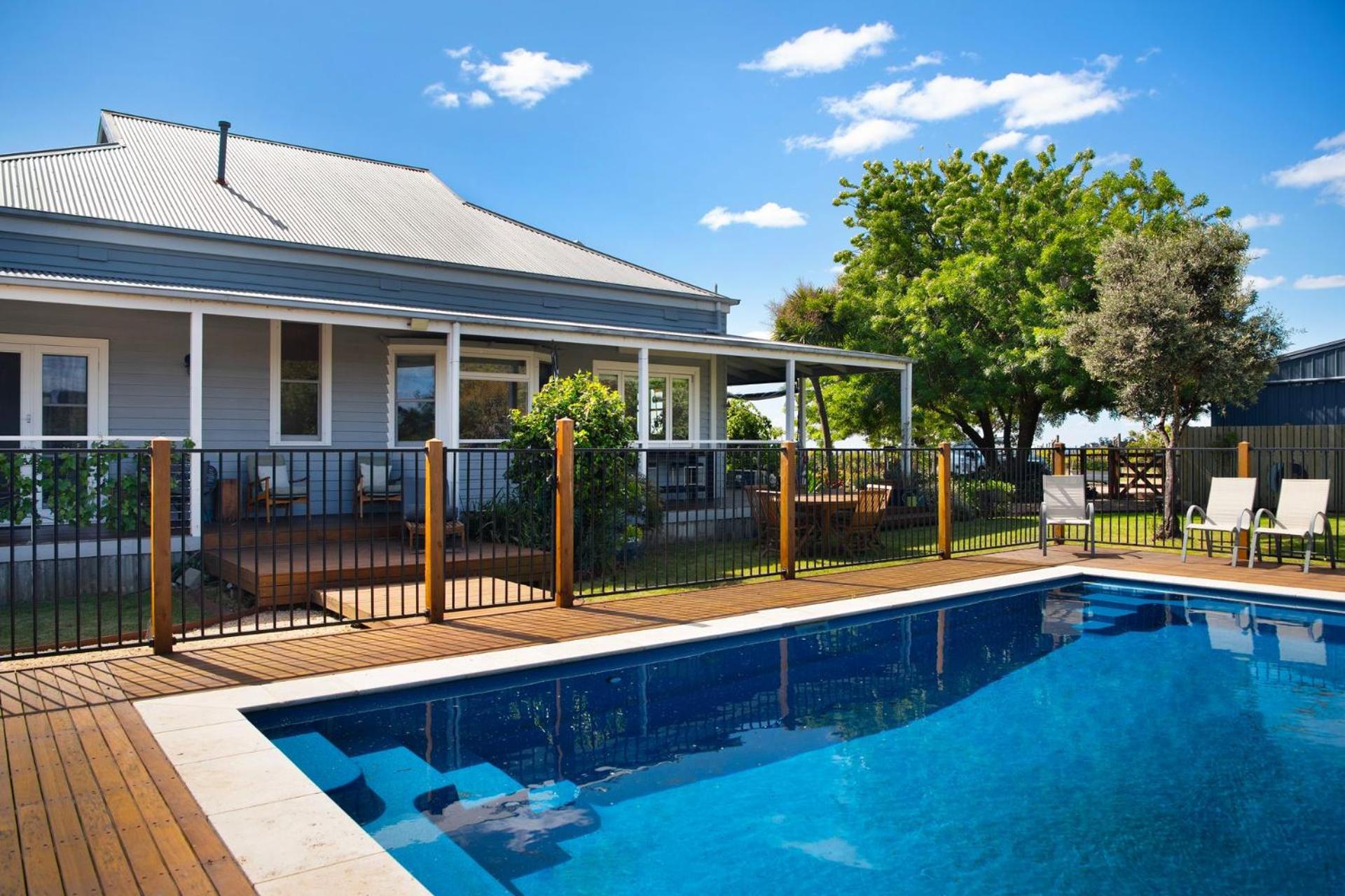 Mafic House- beautiful views, hot tub and pool