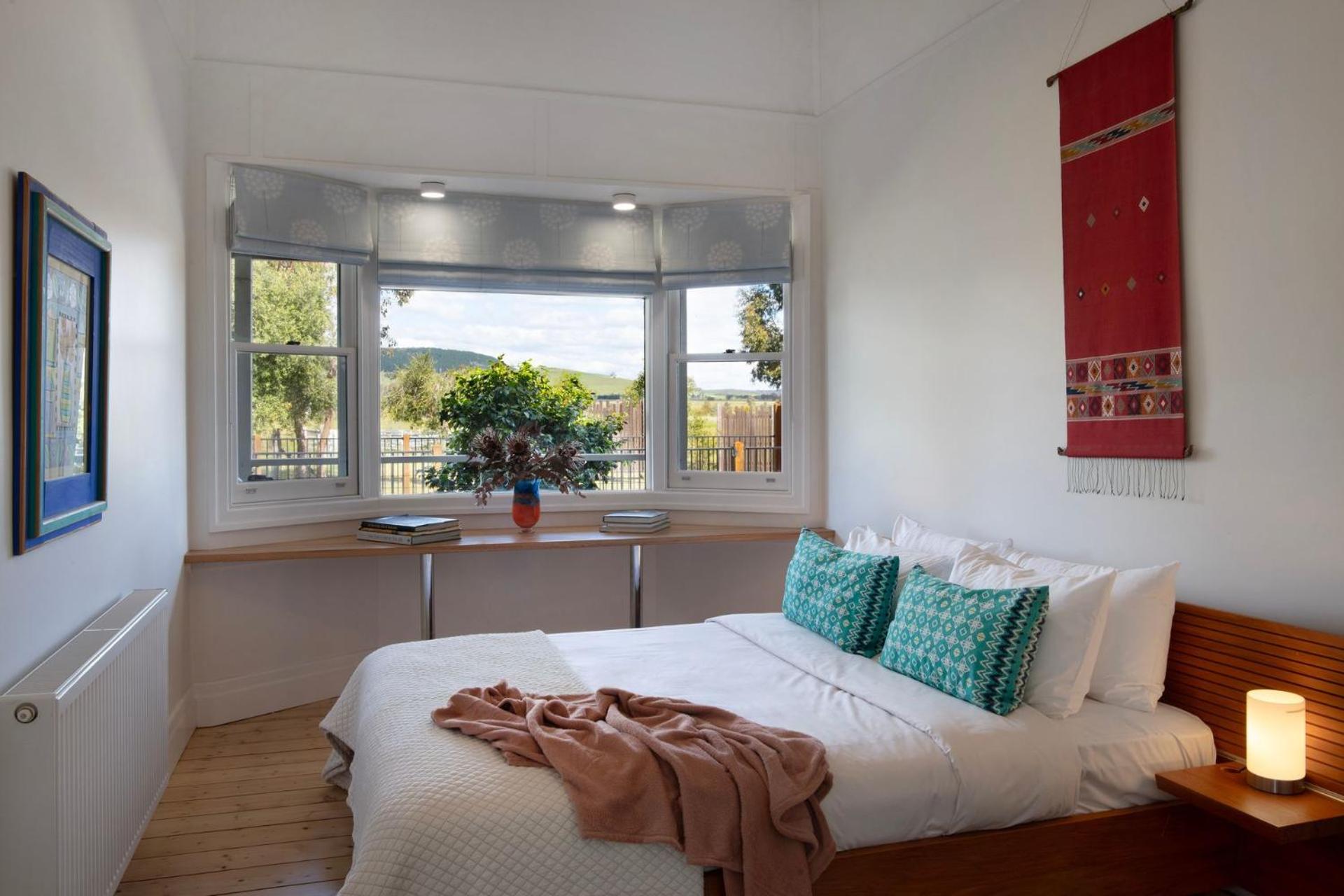 Mafic House- beautiful views, hot tub and pool