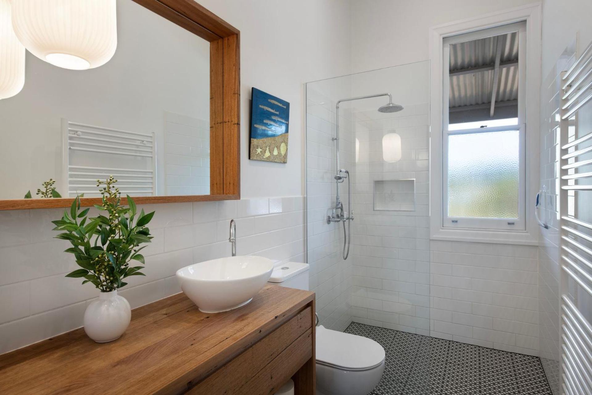 Mafic House- beautiful views, hot tub and pool