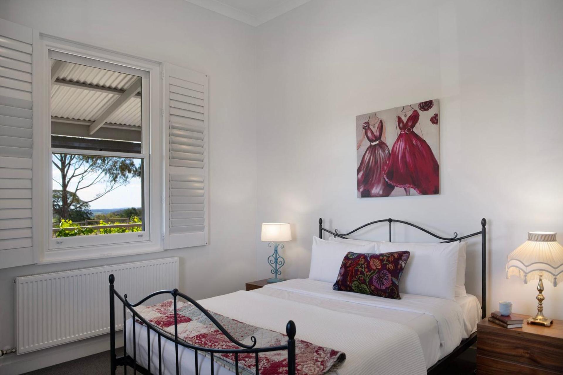 Mafic House- beautiful views, hot tub and pool