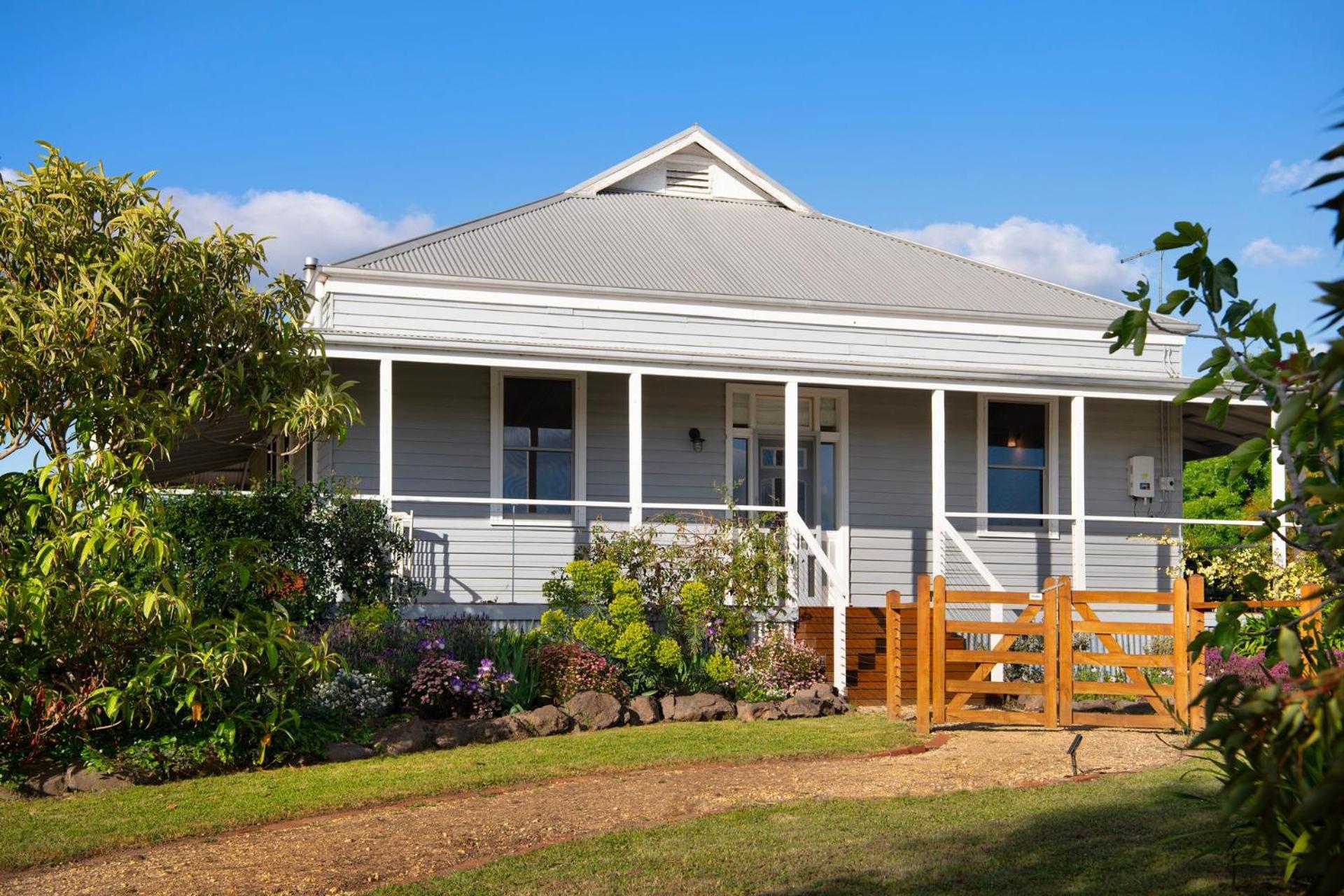 Mafic House- beautiful views, hot tub and pool