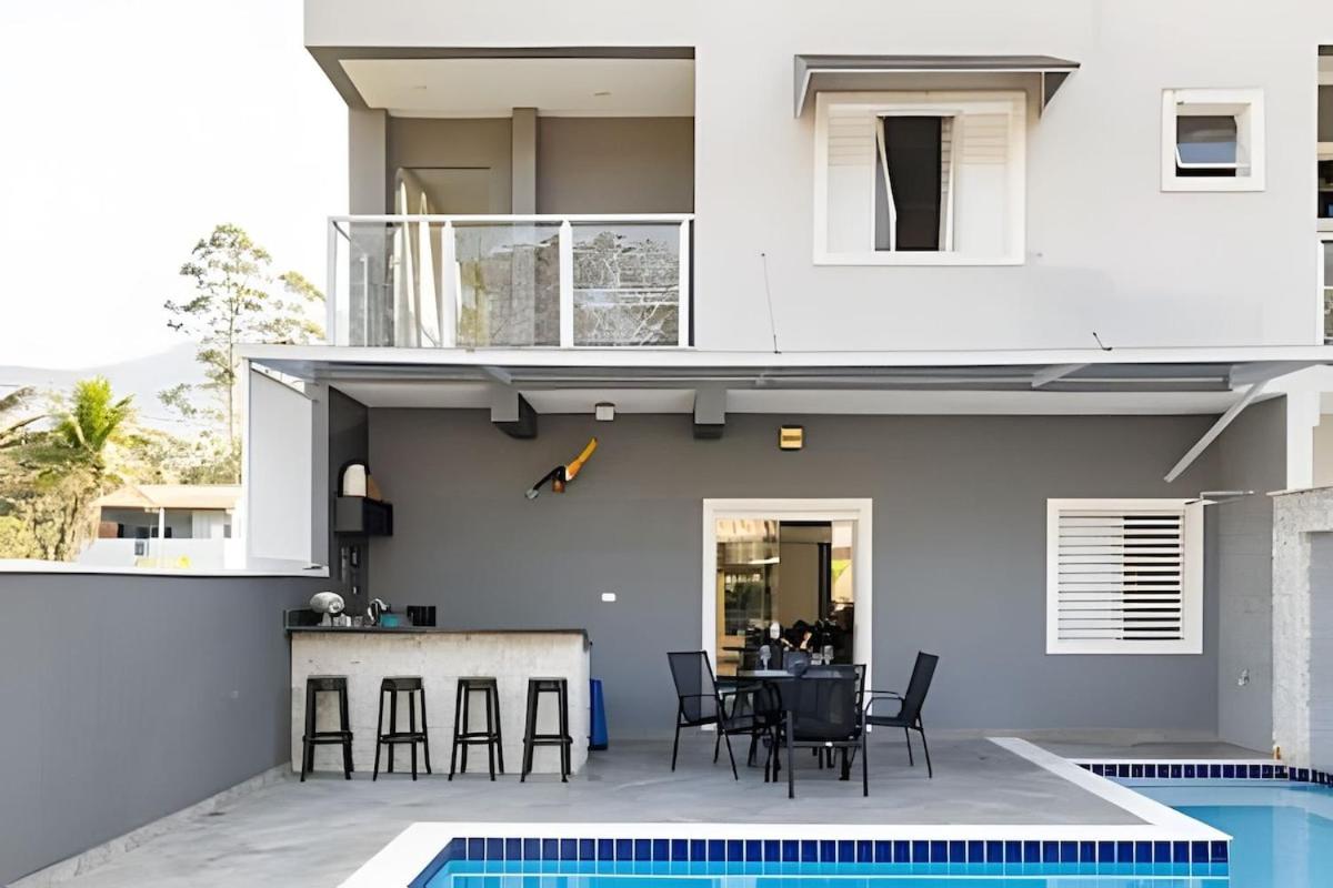 CASA PARIS · piscina aquecida, em condomínio, 4 suítes maravilhosa