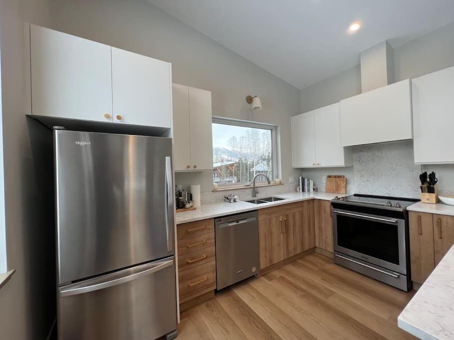 4595 Alpine Way by StayIn